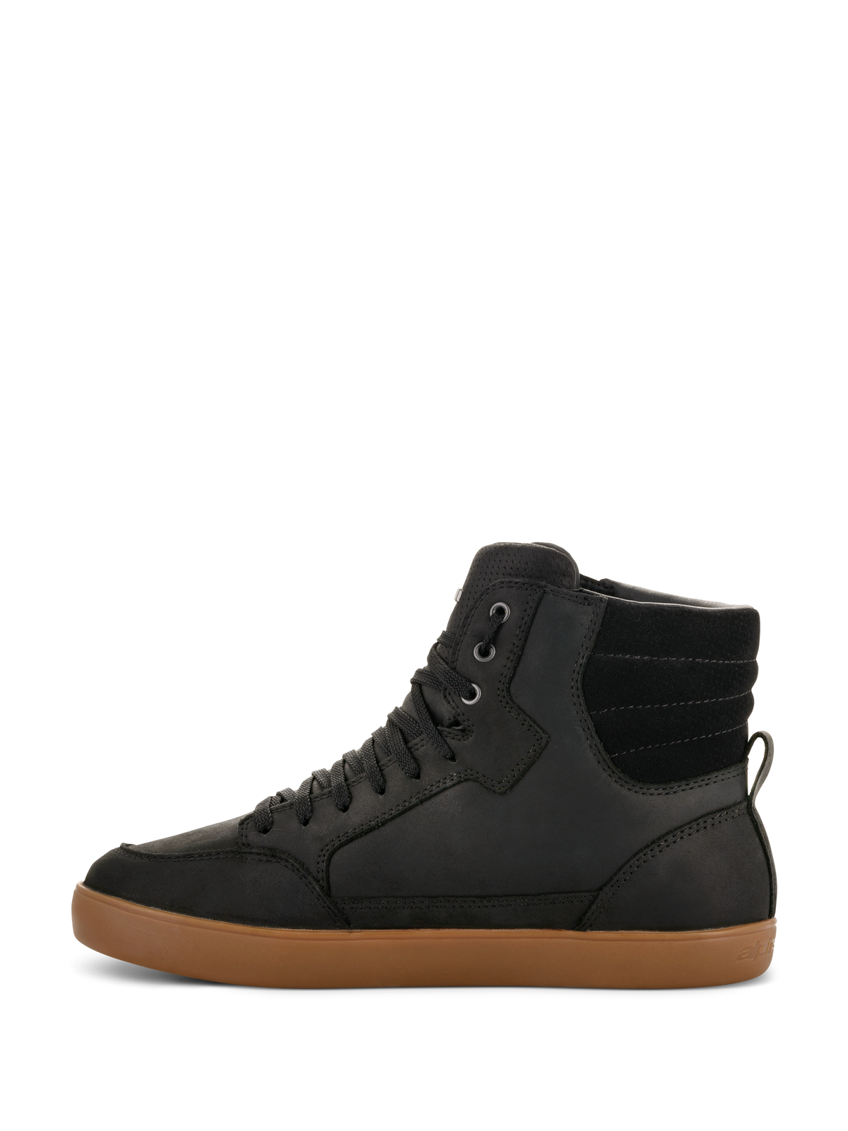 Zapato impermeable Alpinestars J-6, zapato de conducción para motocicleta, negro con suela de goma marrón, vista de perfil lateral, diseño de zapatilla de caña alta, parte superior de cuero, calzado urbano casual para moto