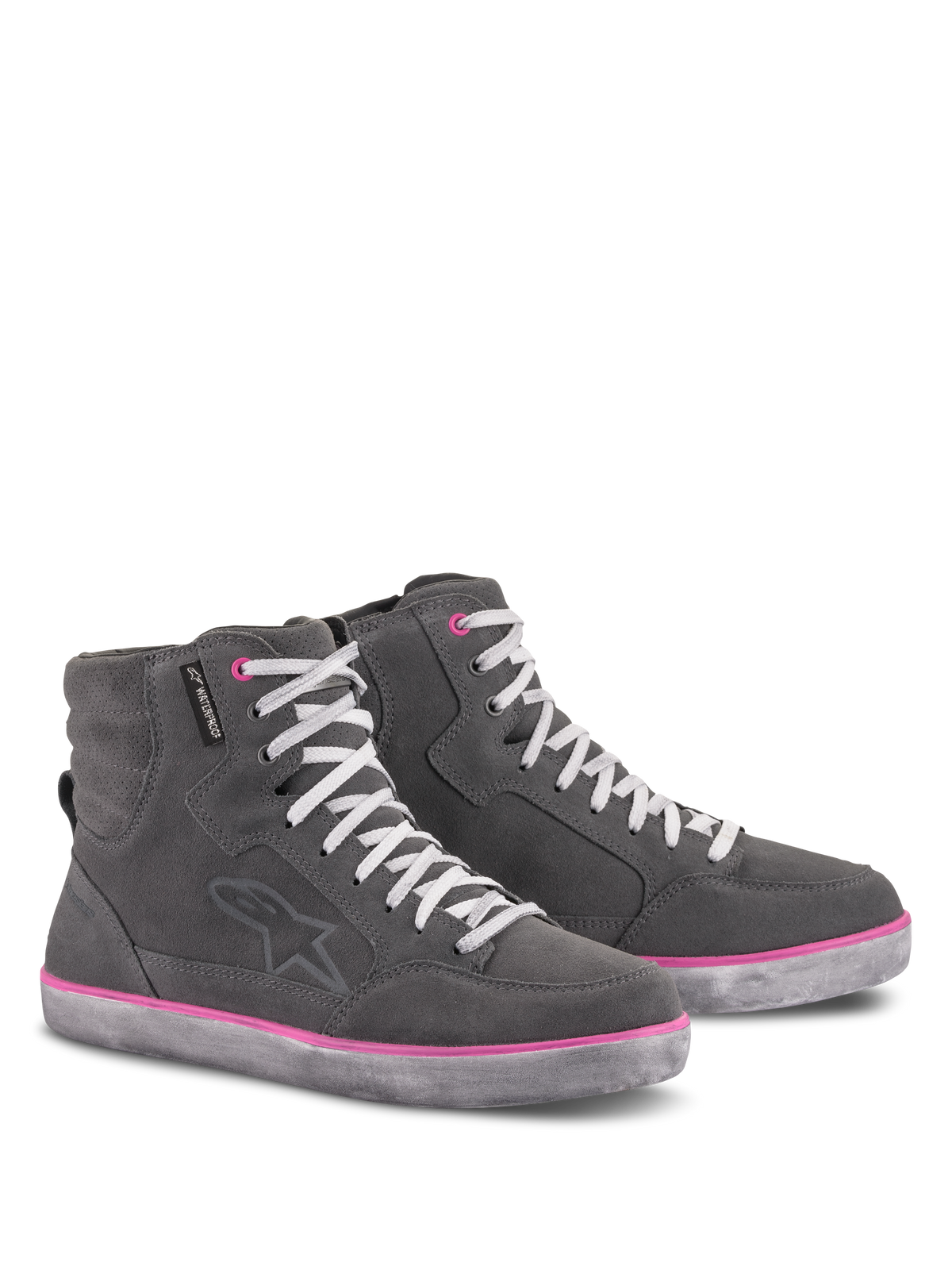 Calzado Impermeable J-6 para Mujer de Alpinestars, zapatillas para moto, gris claro con detalles fucsia, diseño estilo zapatilla de caña alta, parte superior de ante y cuero, cordones blancos, ribete rosa en la suela y ojales, equipamiento urbano para motocicleta