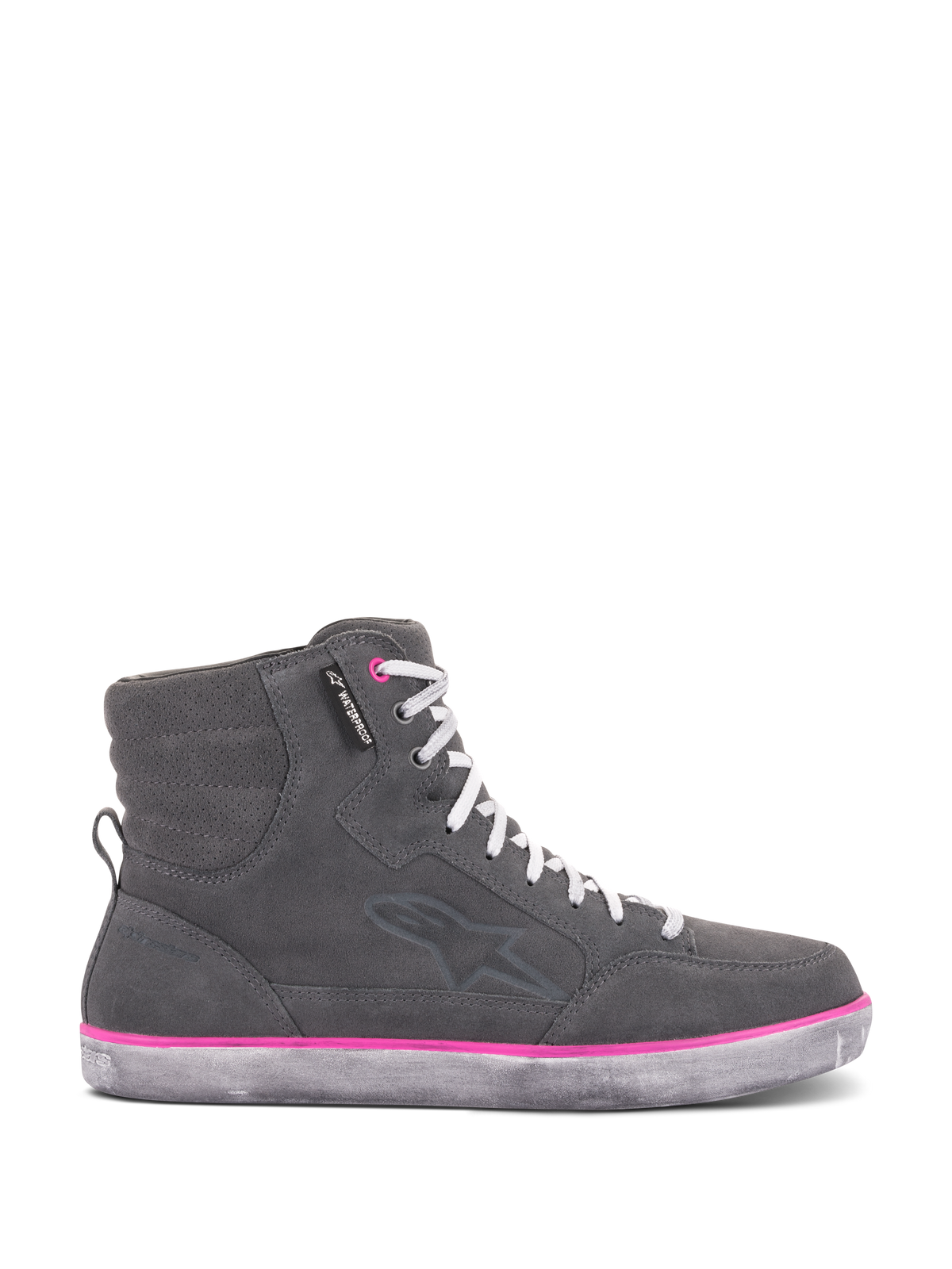 Alpinestars Women's J-6 Waterproof Shoes, calzado de moto para mujer, gris y fucsia, diseño de zapatilla de caña alta con una parte superior de ante gris, cordones blancos y una vibrante línea de acento rosa sobre la suela de goma con efecto desgastado.