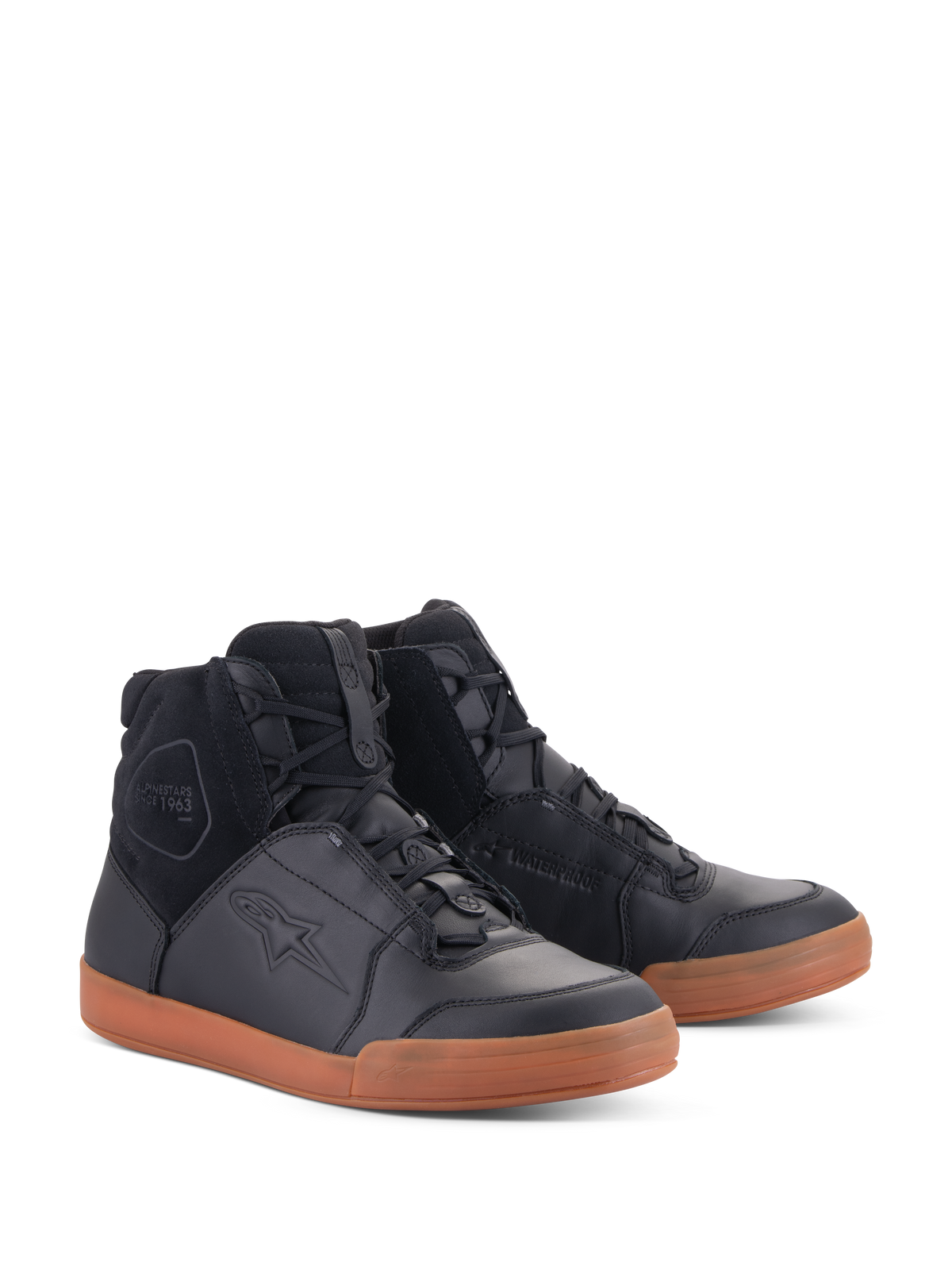 Alpinestars Chrome Drystar® Shoes, zapatos de moto urbanos e impermeables, parte superior de cuero negro y ante con suela de color caramelo, diseño de zapatilla de caña alta, calzado casual con características de protección