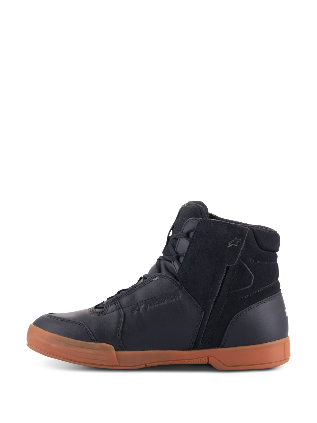 Zapatos Alpinestars Chrome Drystar®, Black Black Gum, calzado urbano para motociclismo con parte superior de cuero y gamuza negra, perfil de zapatilla de caña alta, suela de goma de color caramelo y cierre de cremallera lateral.