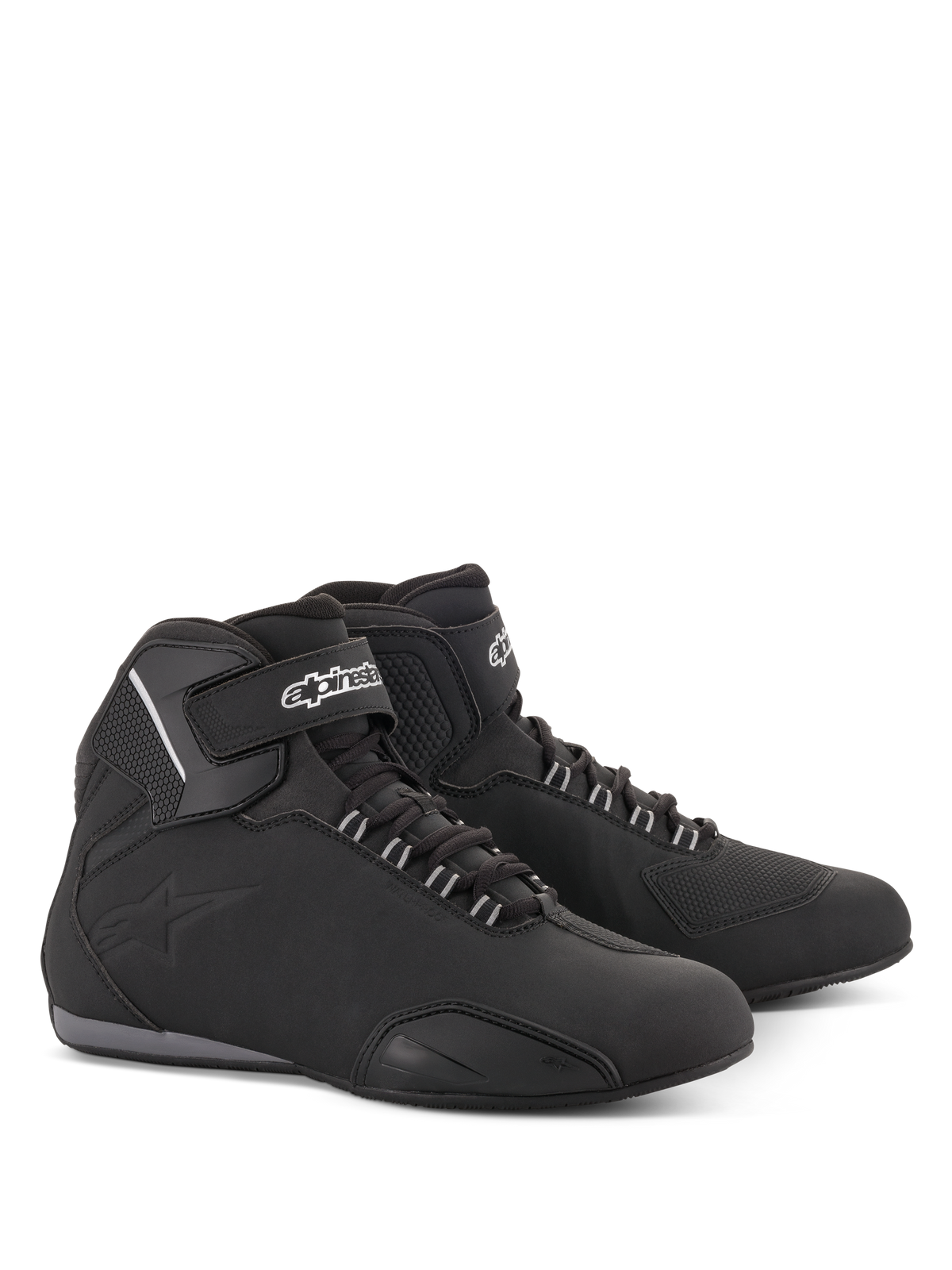 Alpinestars Sektor Waterproof Shoes, zapatos para motociclista, negros, silueta de caña media con cordones y correa de velcro en el tobillo, logotipo de Alpinestars blanco, chasis de microfibra ligera con paneles reforzados y suela de caucho