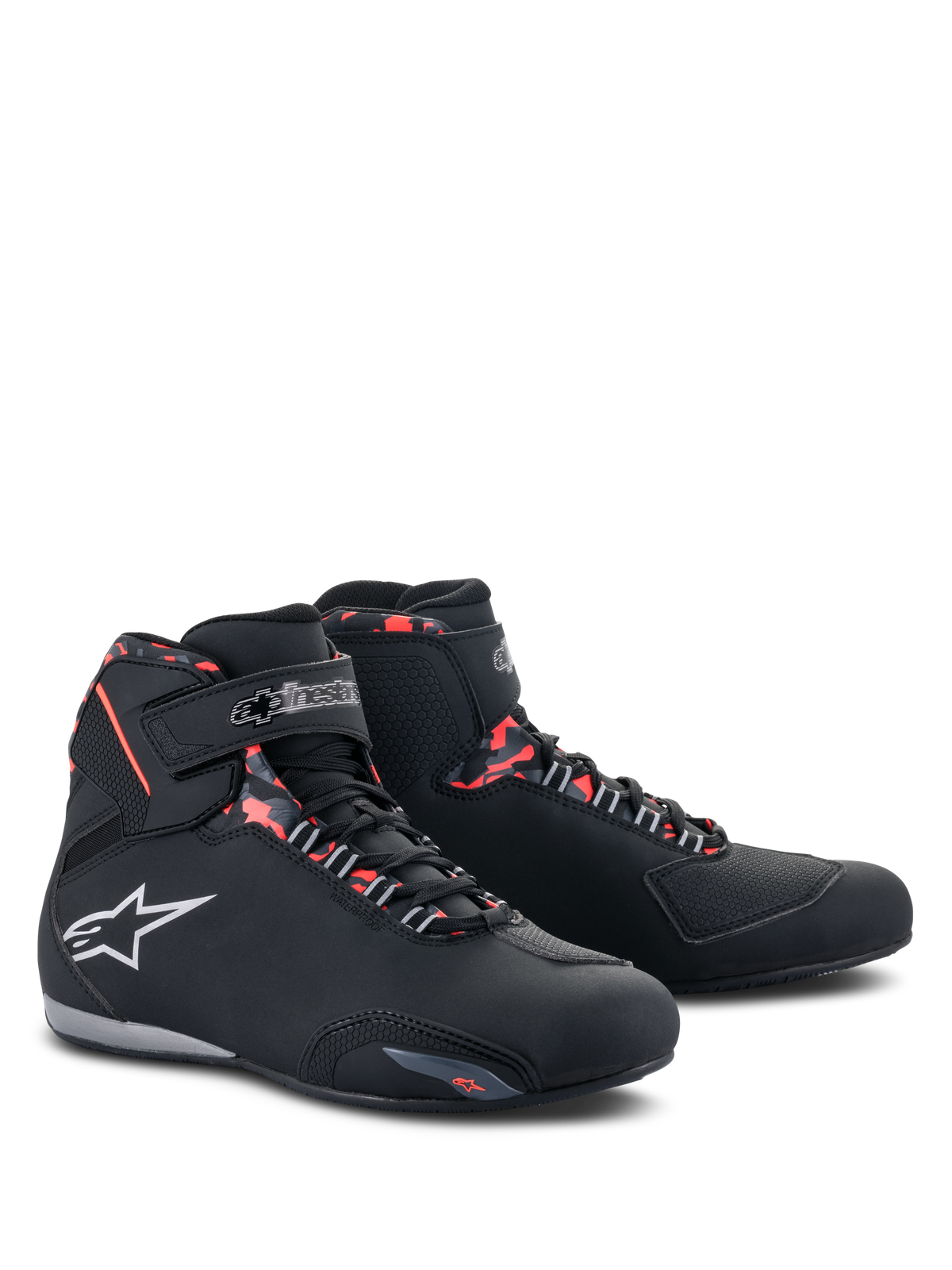 Zapatillas Alpinestars Sektor Waterproof, calzado para motociclismo, negro, gris oscuro y rojo flúor, con el logotipo de Alpinestars en blanco, perfil de caña alta con cierre de cordones y correa de velcro, diseño impermeable y estilizado para conducción en carretera