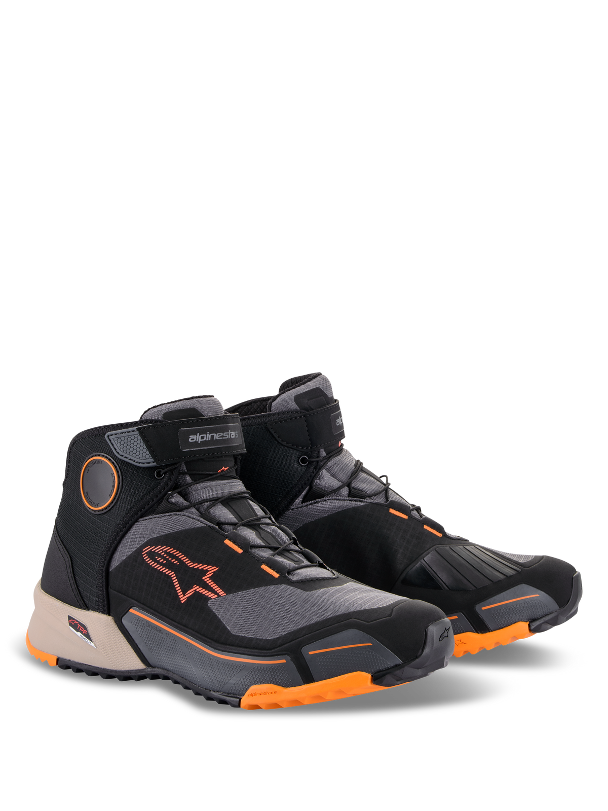Alpinestars CR-X Drystar® Riding Shoes, negro, marrón claro y naranja, calzado para motocicleta con diseño de zapatilla de running, con logotipos y detalles naranjas en la suela, detalle de marrón claro en el talón y paneles gris oscuro, calzado deportivo para conducir en cualquier clima.