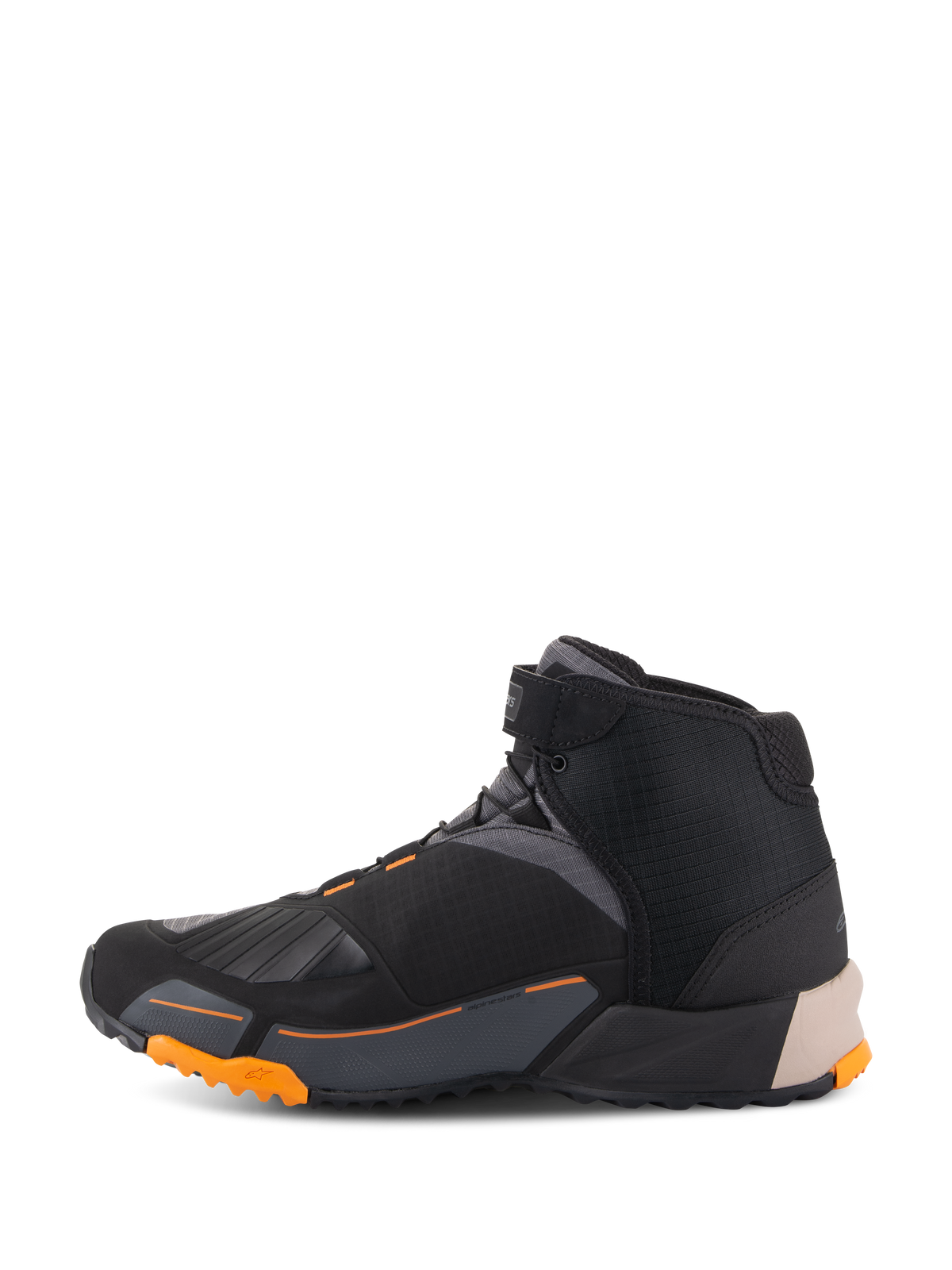 Zapatos de moto Alpinestars CR-X Drystar® en negro, marrón claro y naranja, vista de perfil lateral, diseño inspirado en calzado de running con una suela naranja robusta, calzado de motociclismo impermeable y transpirable para uso urbano y en carretera.
