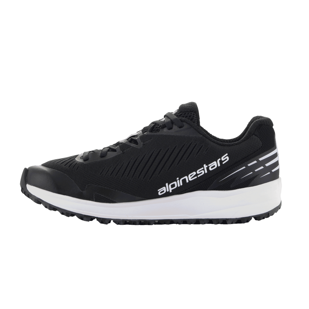 Zapatos Alpinestars Meta Road V2, calzado deportivo, negros y blancos, parte superior de malla transpirable con relieves texturizados diagonales, entresuela blanca gruesa, logotipo blanco de Alpinestars en el lateral, detalles de rayas blancas en el talón, diseño atlético para uso casual y ropa de trabajo de equipos de carreras