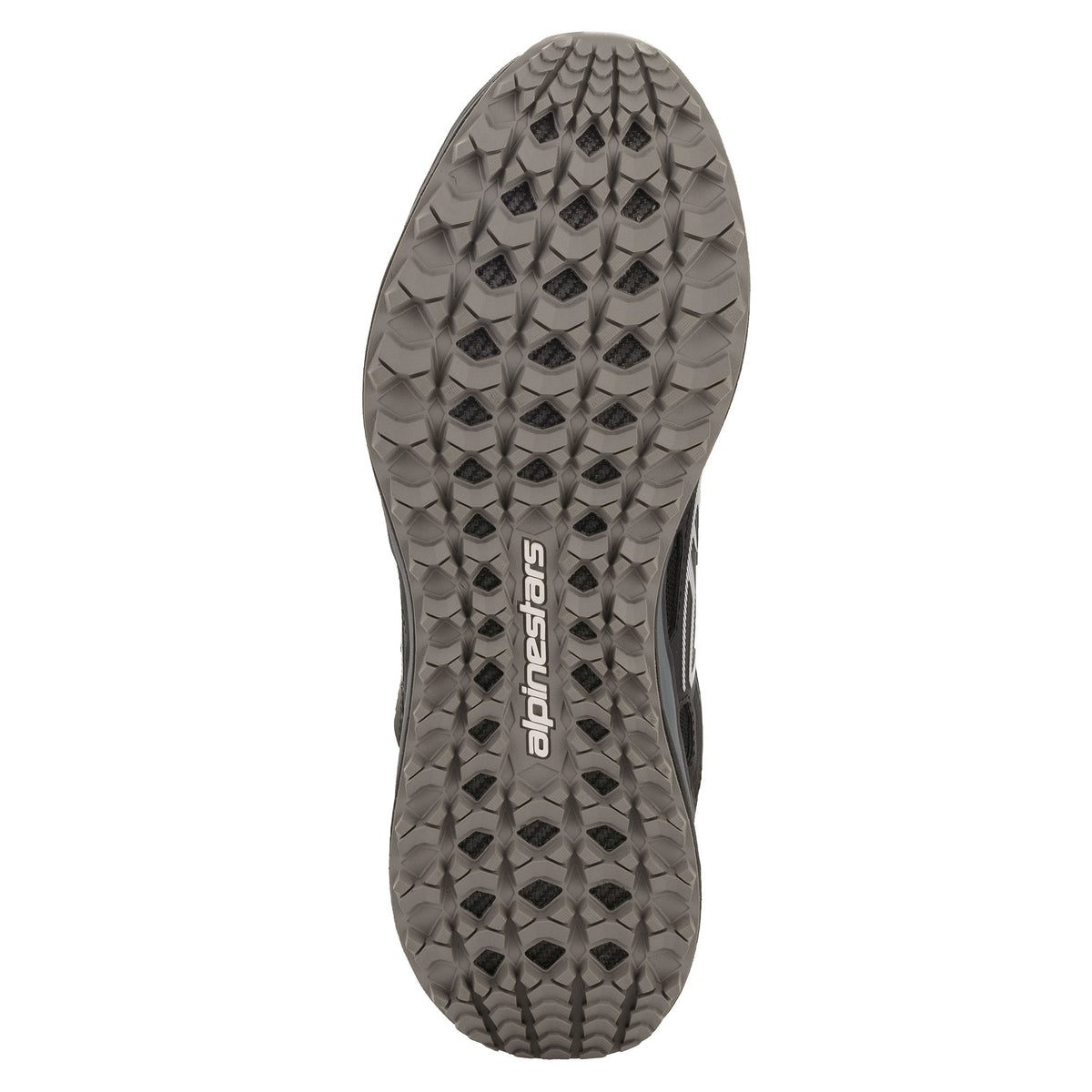 Alpinestars Meta Trail Shoes, negro gris oscuro, vista de la suela que muestra la goma resistente al aceite con un patrón de tacos texturizados para tracción, marca central Alpinestars, calzado de alto rendimiento para entornos de paddock