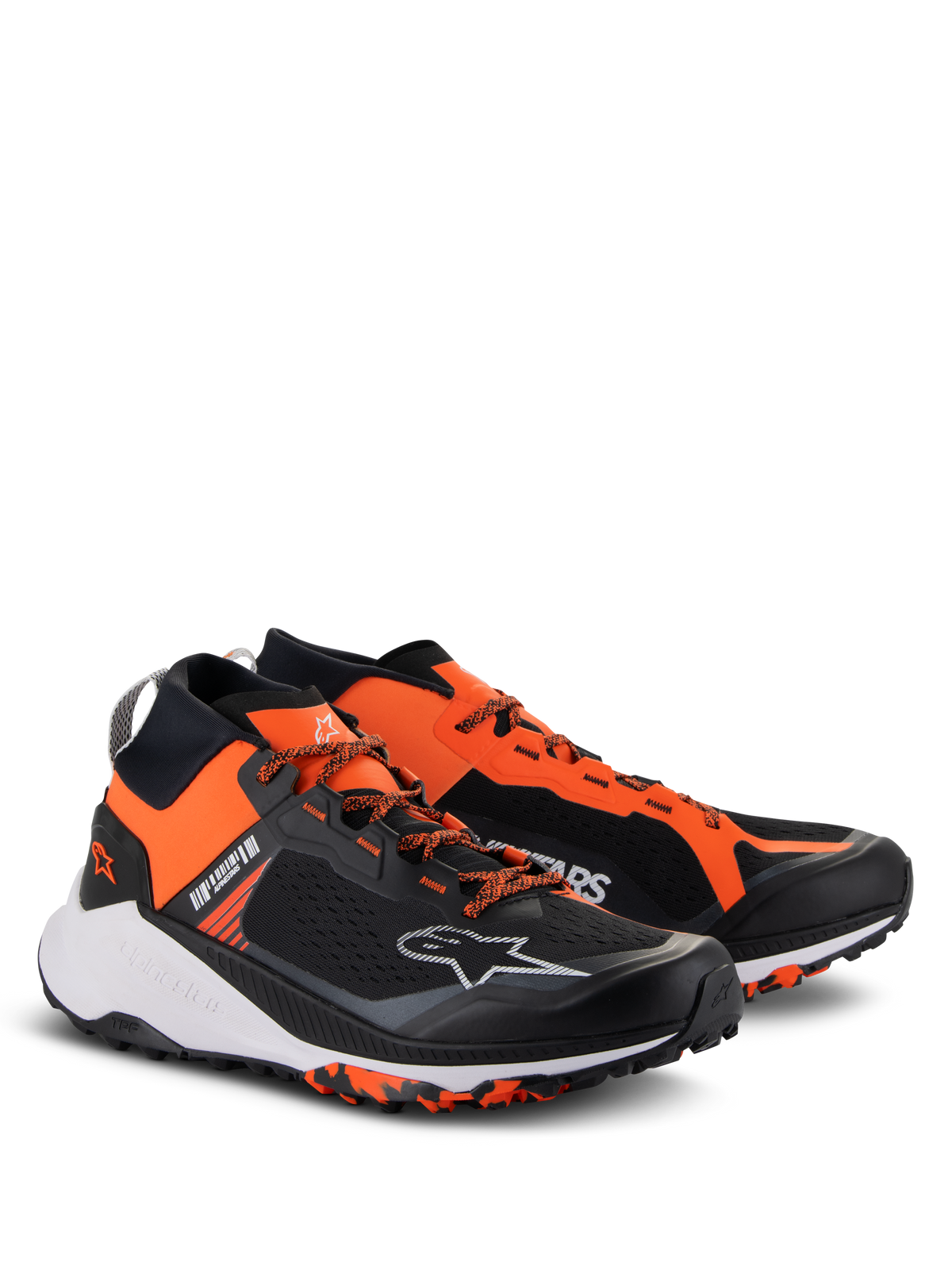 Zapatillas Alpinestars Meta XR V2, calzado deportivo casual, negro, naranja y blanco, con parte superior de malla de una sola pieza, paneles naranjas vibrantes, cordones naranjas, logotipo Astar blanco y suela de goma resistente diseñada para la tracción.