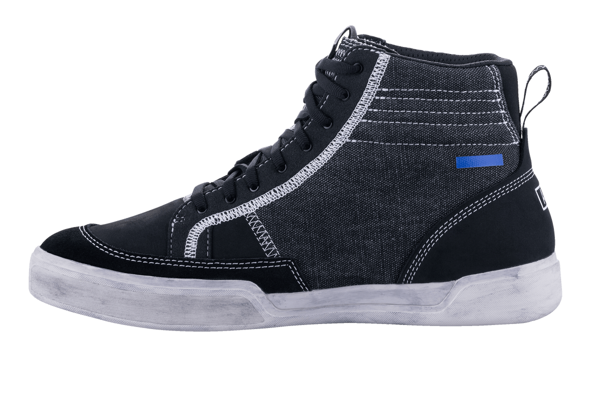 Alpinestars Ageless Riding Shoes, zapatos de moto en negro y gris frío, vista lateral, construcción de lona y ante con costuras blancas en contraste, estilo de zapatilla de caña alta con suela de color blanco roto y cordones negros