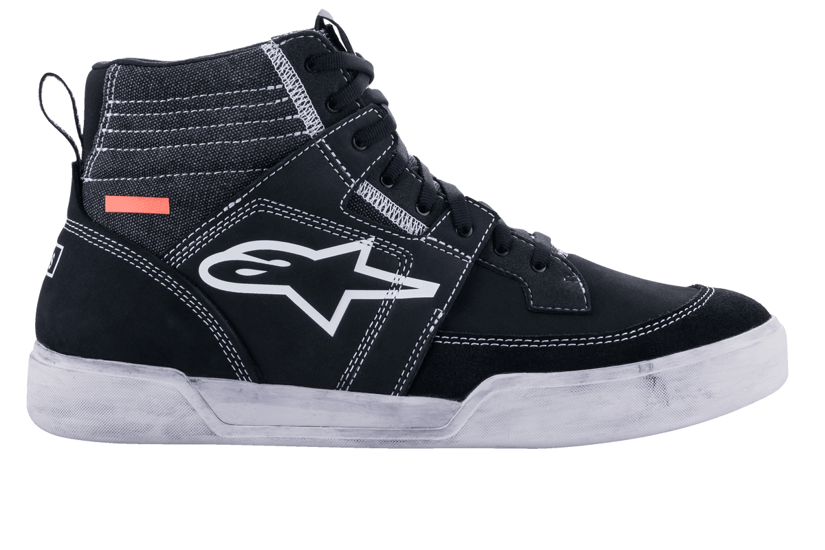 Alpinestars Ageless Riding Shoes, zapatos de moto urbanos, negros y blancos, silueta de zapatilla de caña alta con paneles de ante y lona, costuras blancas en contraste, logotipo A-star blanco en el lateral y suela de goma blanca