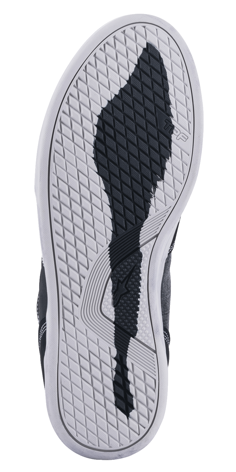 Zapatos Alpinestars Ageless, vista de la suela, suela de goma blanca con patrón de agarre texturizado negro, logotipos TPF y de la estrella Alpinestars, dibujo en forma de diamante para conducción urbana en moto