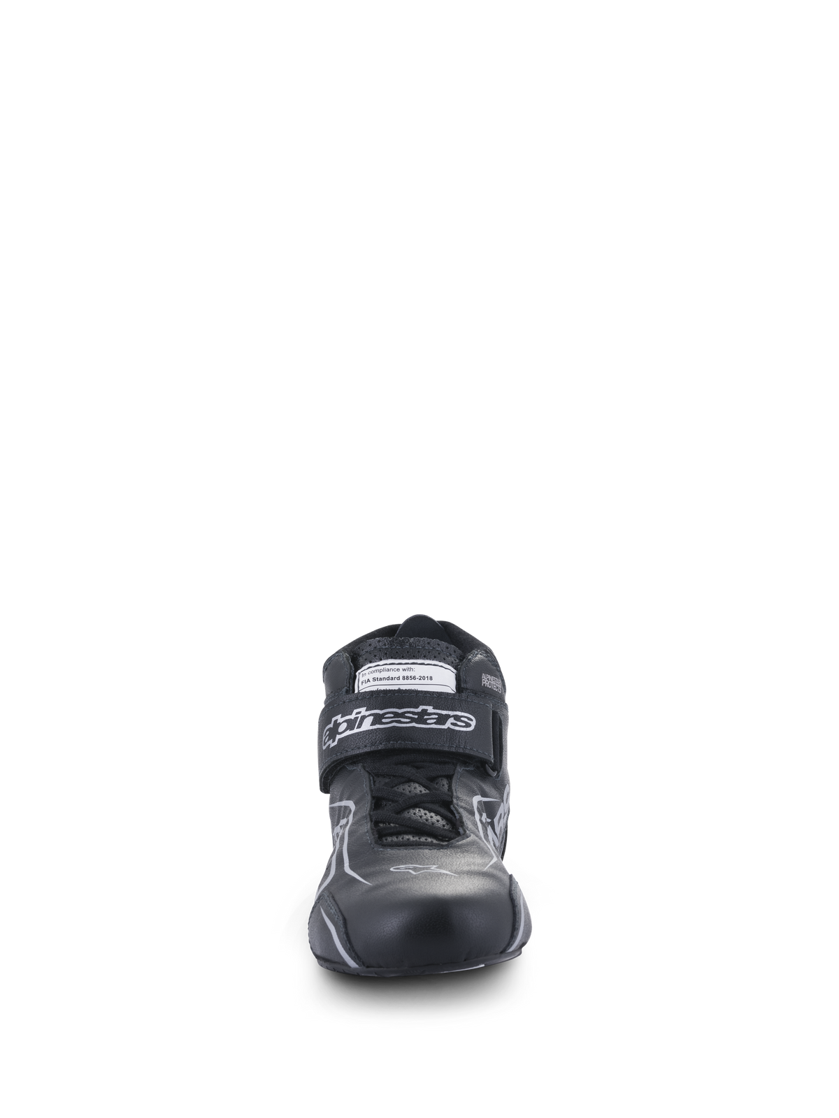 Alpinestars Tech-1 T V3 Shoes FIA, zapatillas de automovilismo, negro y plateado, vista frontal con construcción en cuero de vaca, correa de velcro con marca Alpinestars y etiqueta de certificación FIA, calzado de conducción de alto rendimiento