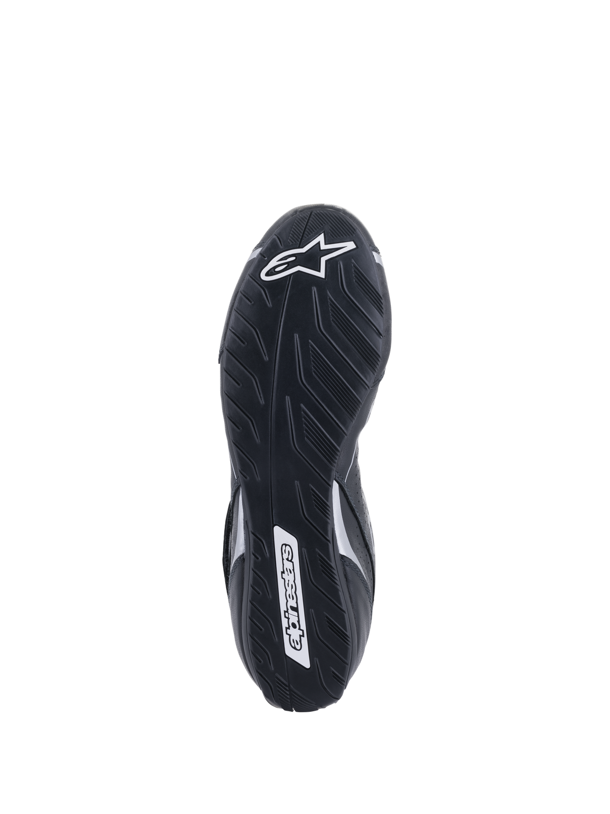 Zapatos Alpinestars Tech-1 T V3 FIA, vista de la suela, negro y plateado, suela de goma asimétrica con dibujo de neumático, logotipo de Alpinestars en blanco, compuesto delgado para mayor sensibilidad con los pedales