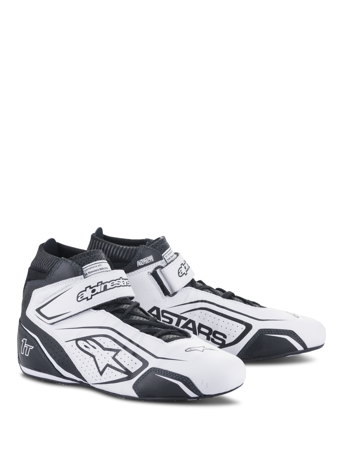 Alpinestars Tech-1 T V3 Shoes FIA, botas de carreras blancas y negras, calzado profesional de automovilismo con certificación FIA, diseño de cuero de caña alta con ventilación perforada, correa de velcro en el tobillo y marca Astars en negro.