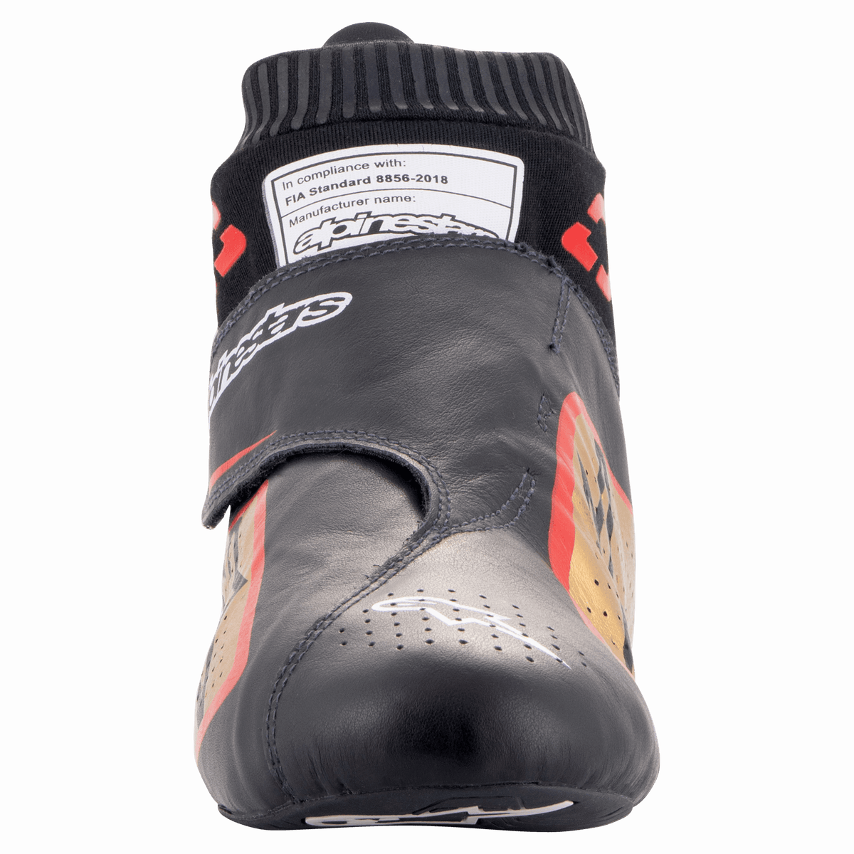 Alpinestars Supermono V2 Shoes FIA, zapatos de automovilismo, negro, dorado y rojo, vista frontal que muestra la elegante parte superior de cuero de una sola pieza, puntera perforada y cuello tipo calcetín ignífugo con etiqueta de homologación FIA 8856-2018