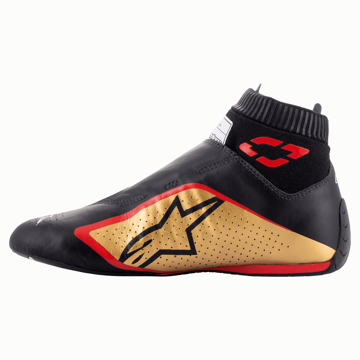 Zapatos Alpinestars Supermono V2 FIA, calzado para automovilismo, negro, dorado y rojo, vista de perfil lateral con una elegante construcción de cuero de una sola pieza, panel lateral dorado con logo de estrella negra, detalles en rojo y cuello elástico acanalado.