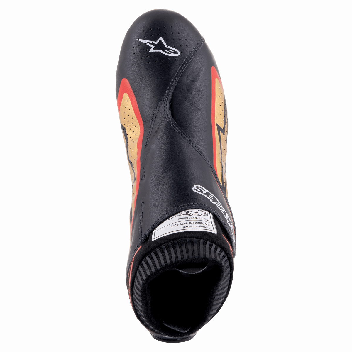 Zapatos Alpinestars Supermono V2 FIA, Negro Oro Rojo, vista superior de calzado de carreras ultraligero, cuero negro de primera calidad con detalles laterales en dorado y rojo, zonas perforadas para ventilación y logotipo de Alpinestars en la puntera.