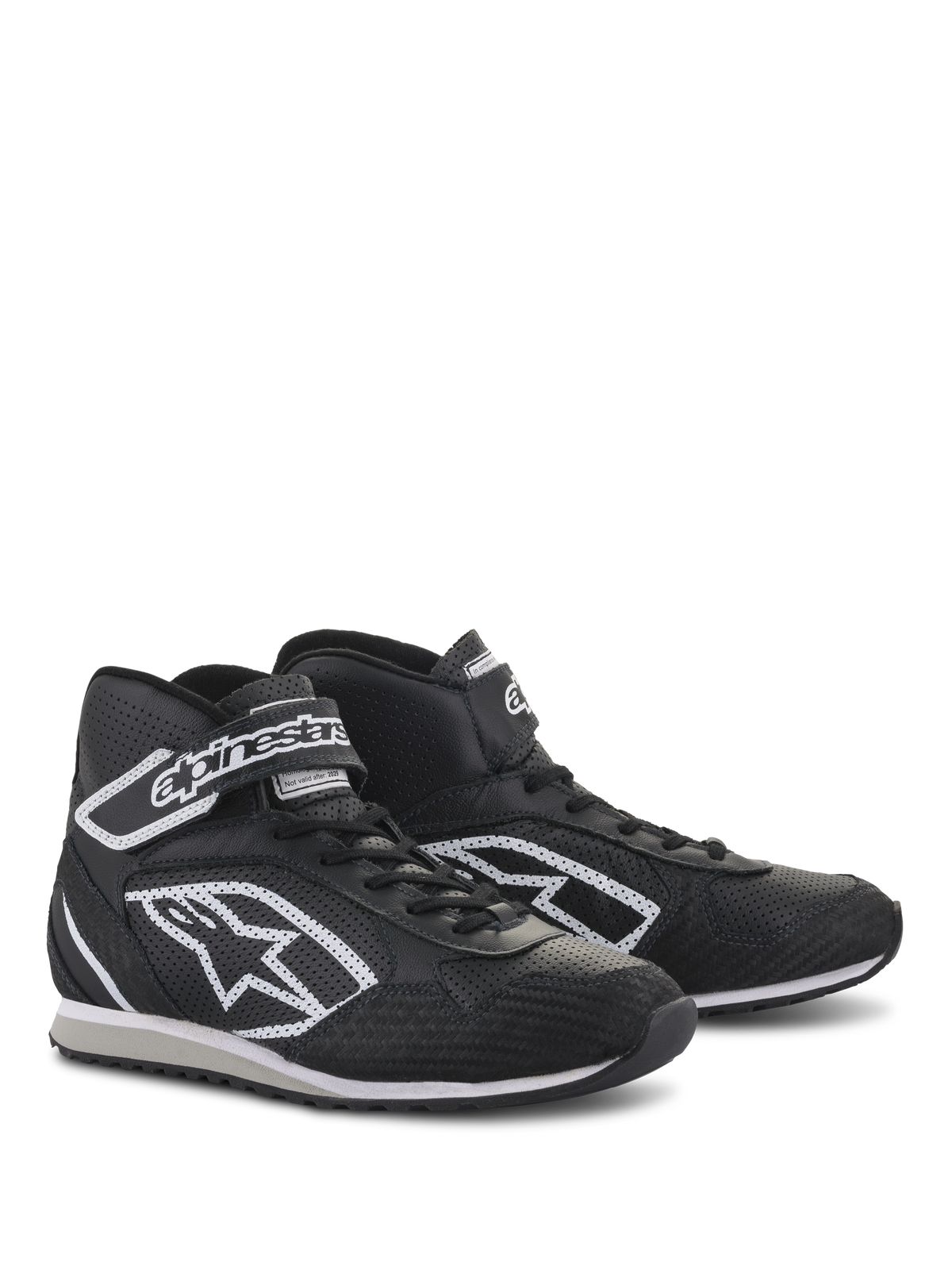 Alpinestars Radar Shoes, calzado profesional para equipos de boxes, negro y blanco, construcción de cuero con zonas de perforación para ventilación, logotipo blanco de Alpinestars en el lateral y correa ajustable en el tobillo, suela de goma duradera para uso en taller