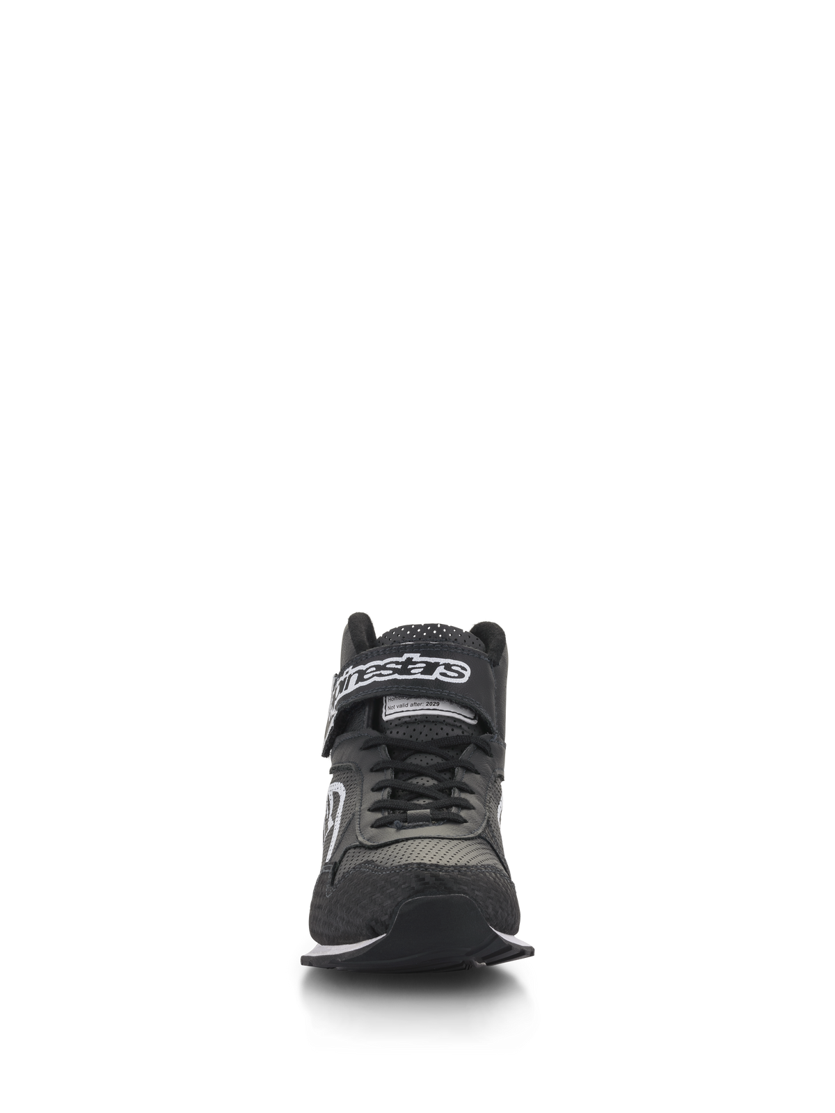 Zapatos Alpinestars Radar, calzado de automovilismo para equipos de boxes, negro y blanco, vista frontal que muestra cordones negros y una correa de tobillo de gancho y bucle con marca en blanco, parte superior de cuero perforado con puntera reforzada, calzado profesional para equipos de boxes