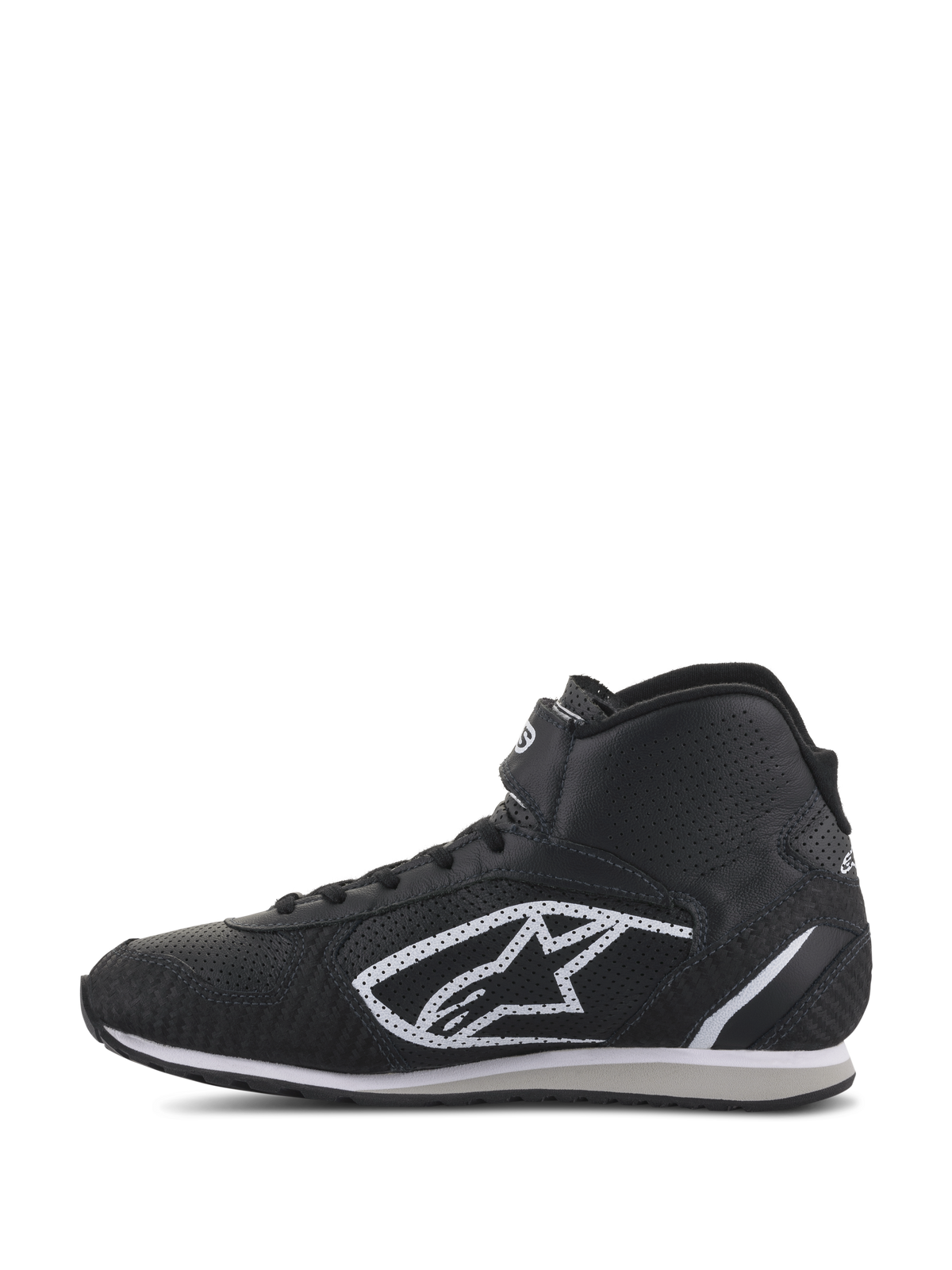 Zapatos Alpinestars Radar, calzado para equipos de boxes de automovilismo, negro y blanco, perfil de caña alta con parte superior de cuero perforado, icónico logo A-star blanco en el lateral y correa de tobillo ajustable de gancho y bucle.