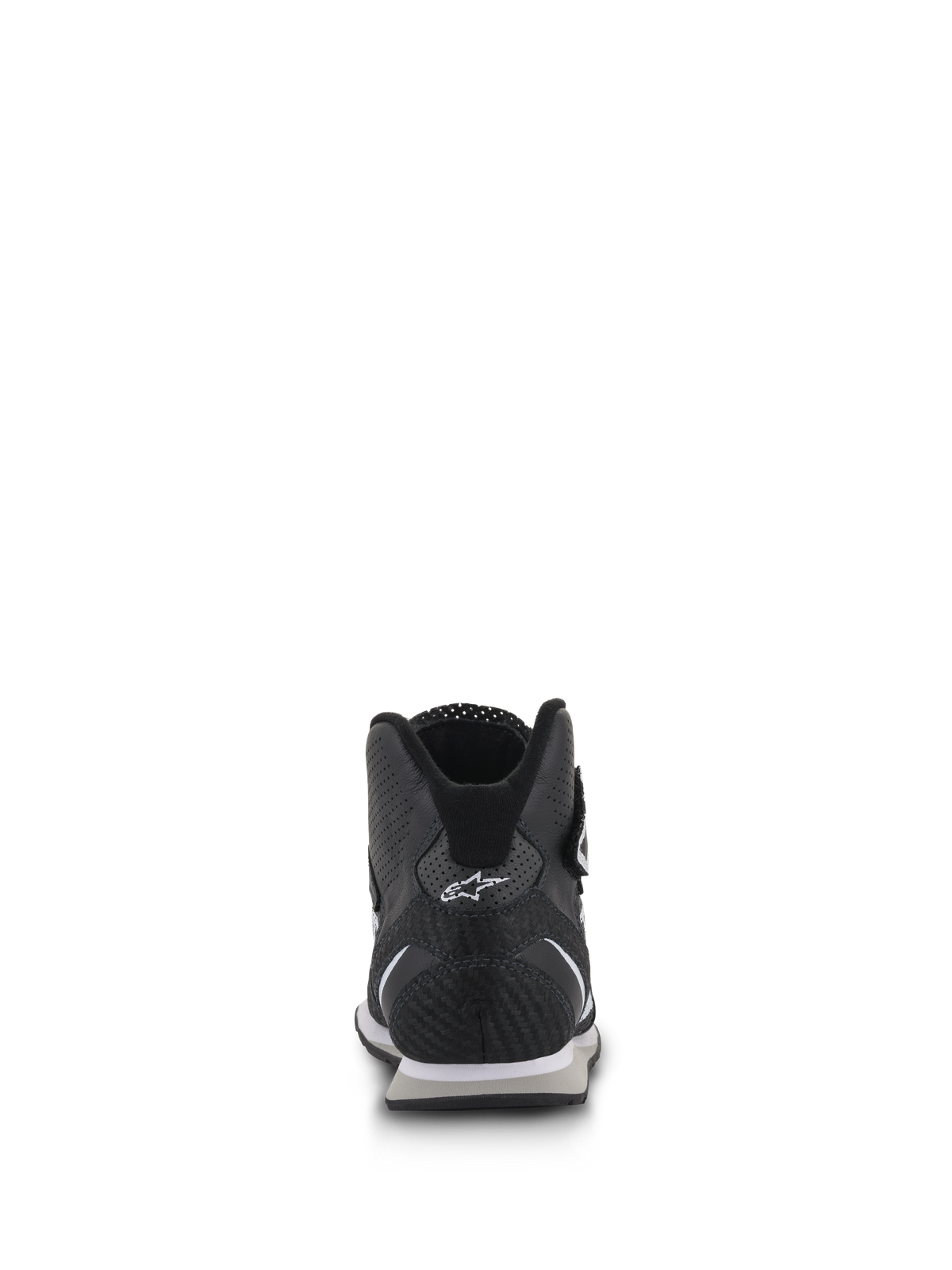 Zapatos Alpinestars Radar, calzado para equipos de boxes de automovilismo, negro y blanco, vista trasera que destaca el talón de cuero de carbono reforzado con el logotipo blanco de Astars, paneles de cuero perforados y cuello ergonómico de corte bajo