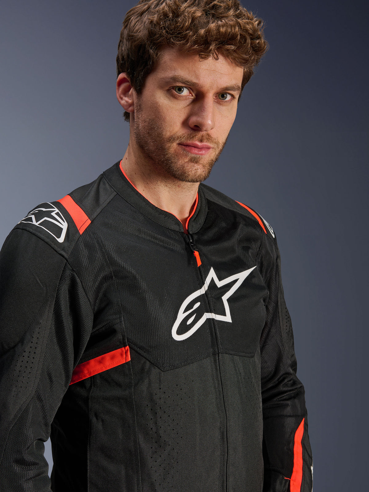 Alpinestars T-SPS Air V2, chaqueta de moto de malla para hombre, negra y roja flúor, Tech-Air® Ready, usada por un modelo.