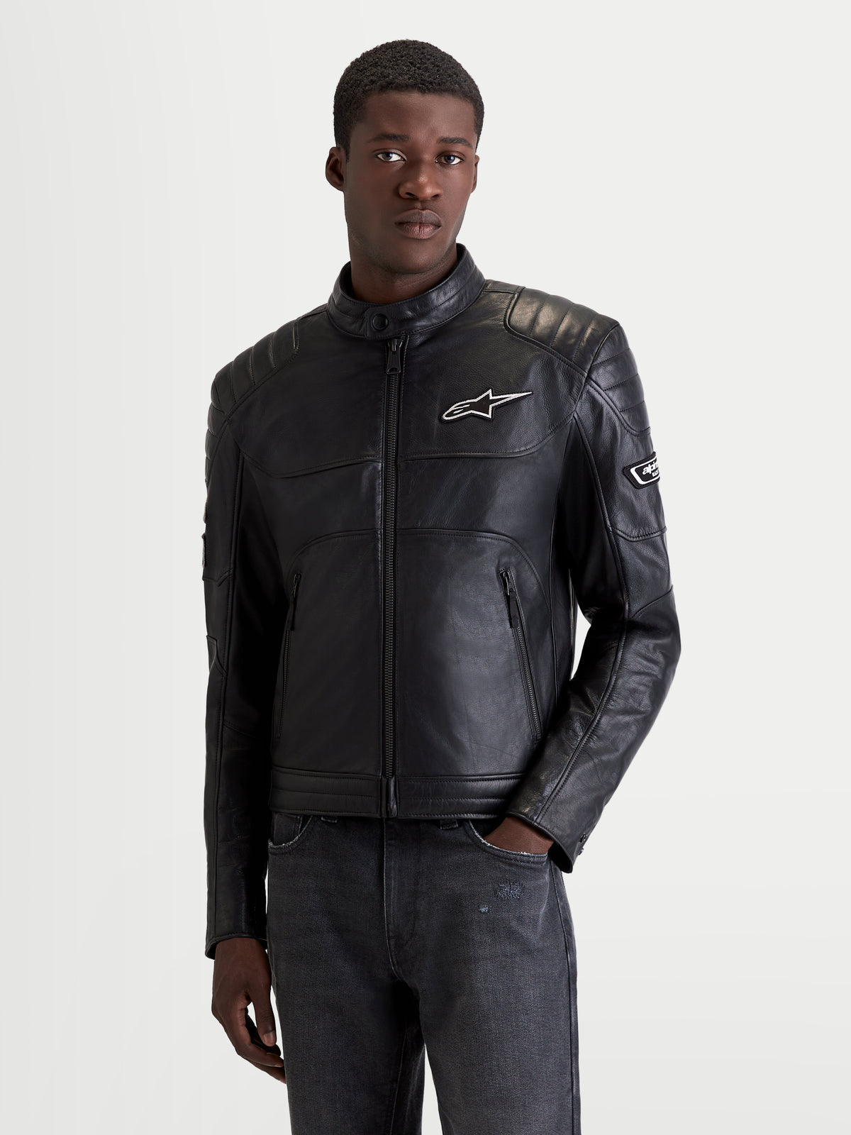 Alpinestars Revern Chaquetas de cuero, chaqueta de moto urbana de cuero para hombre, color negro, vista frontal en un modelo que viste ropa de estilo heritage