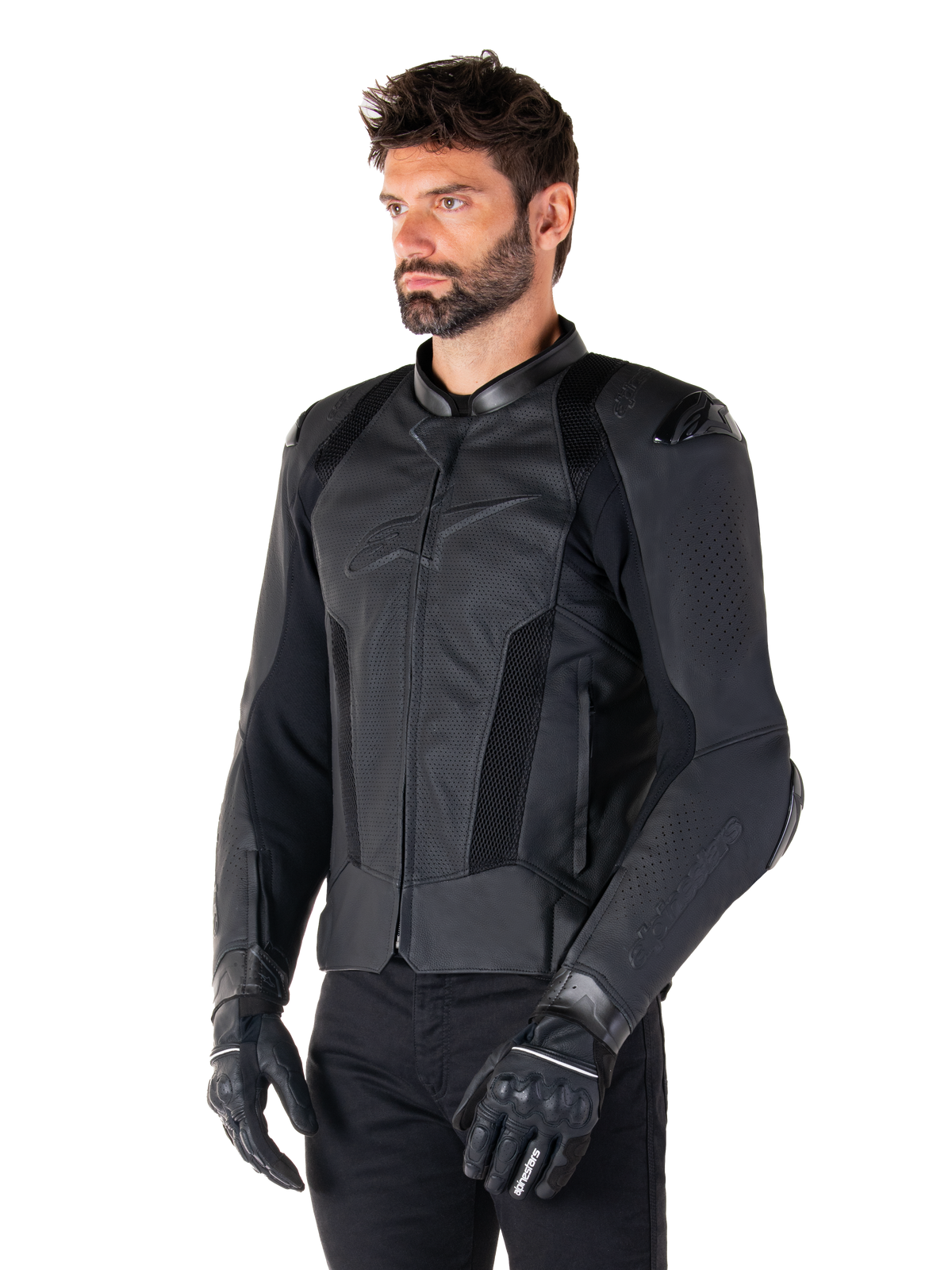 Chaqueta de cuero Alpinestars Missile V3 Airflow, Negro Negro, usada por un hombre con guantes y pantalones de motociclista negros, que cuenta con amplios paneles de cuero perforado, protectores de hombros DFS y un diseño elegante con ajuste de competición.
