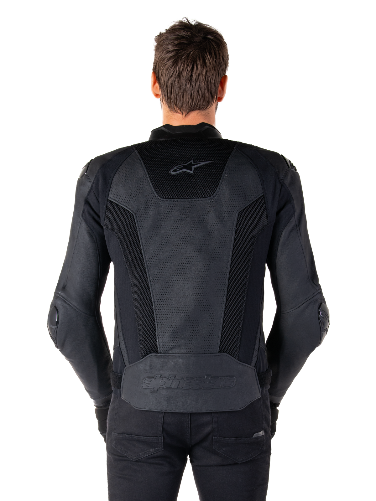Vista posterior de un modelo que viste la chaqueta de cuero Alpinestars Missile V3 Airflow en color negro, mostrando amplios paneles perforados e inserciones de malla en la espalda para la ventilación, con la marca en relieve en la parte inferior de la espalda.