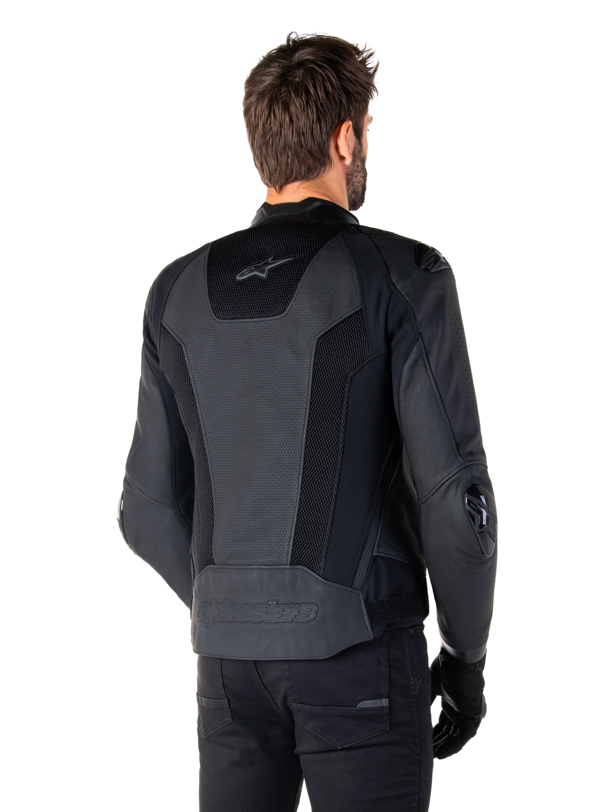 Chaqueta de cuero Alpinestars Missile V3 Airflow, negra, vista trasera en modelo, con paneles de malla y cuero perforado para ventilación, protectores externos de TPU en hombros y codos, diseño elegante inspirado en las carreras