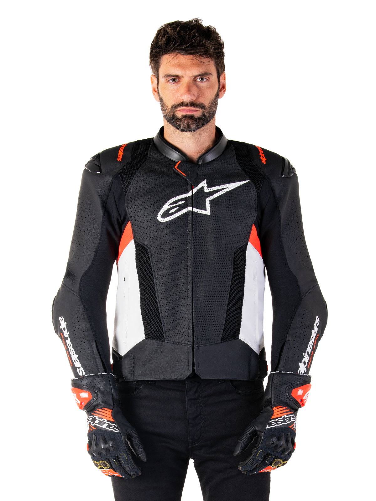 Chaqueta de cuero Alpinestars Missile V3 Airflow, chaqueta de competición para motociclismo, negro y blanco con acentos en rojo flúor, paneles de ventilación perforados, logotipo de estrella blanca en el pecho, usada con guantes negros y rojos, confección en cuero de primera calidad