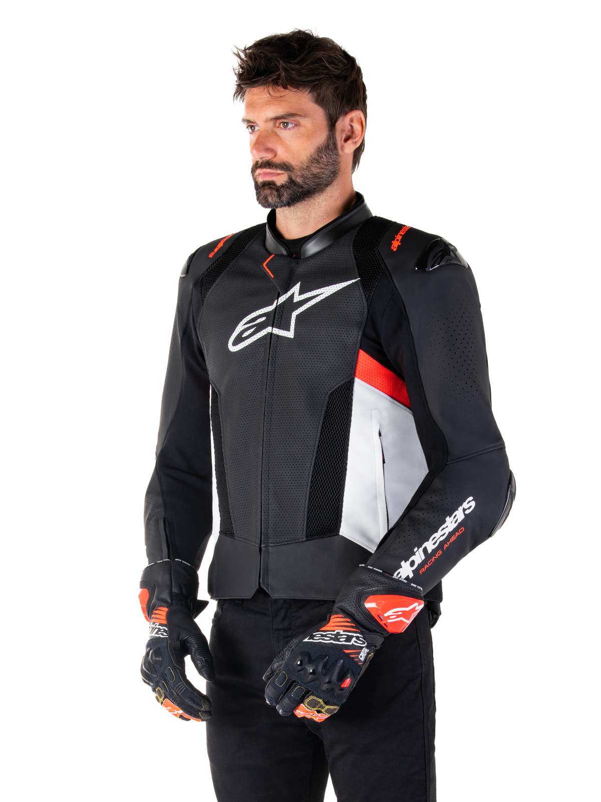 Alpinestars Missile V3 Airflow Leather Jacket, chaqueta de cuero para moto deportiva, negro, blanco y rojo flúor, usada por un modelo con guantes a juego, con paneles de cuero perforado, logotipo blanco grande en el pecho y deslizadores de hombro negros.