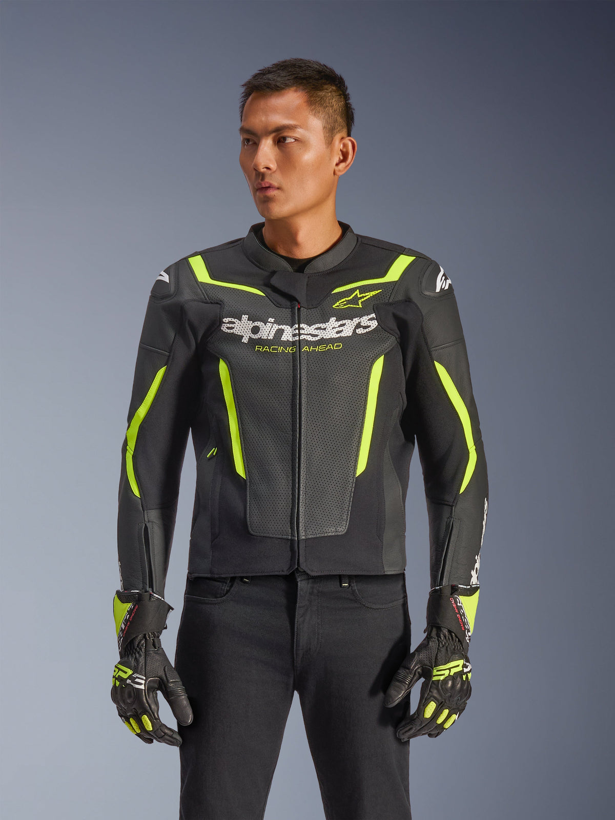Chaqueta de cuero Alpinestars GP Force V2 Air, negro y amarillo flúor, chaqueta de moto de cuero perforado con protecciones y detalles neón, combinada con guantes de carreras a juego y pantalones negros, ajuste deportivo con marca llamativa