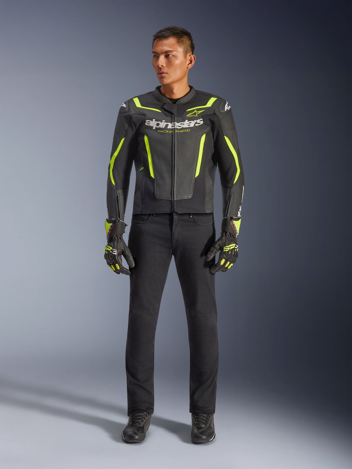 Chaqueta de cuero Alpinestars GP Force V2 Air, negro y amarillo flúor, chaqueta deportiva de cuero perforado con llamativos detalles amarillos y la marca Alpinestars, combinada con pantalones negros y guantes de moto a juego