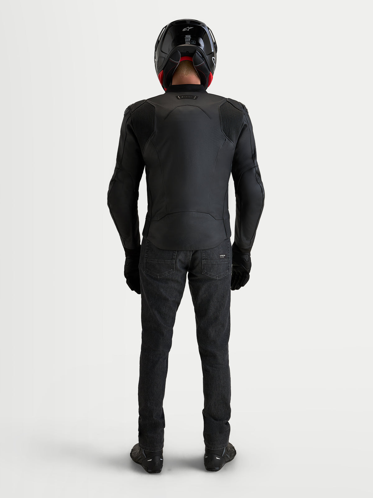 Alpinestars Caliber V2, chaqueta de cuero para moto, negra, vista trasera en modelo mostrando paneles de movilidad de acordeón y construcción sport fit