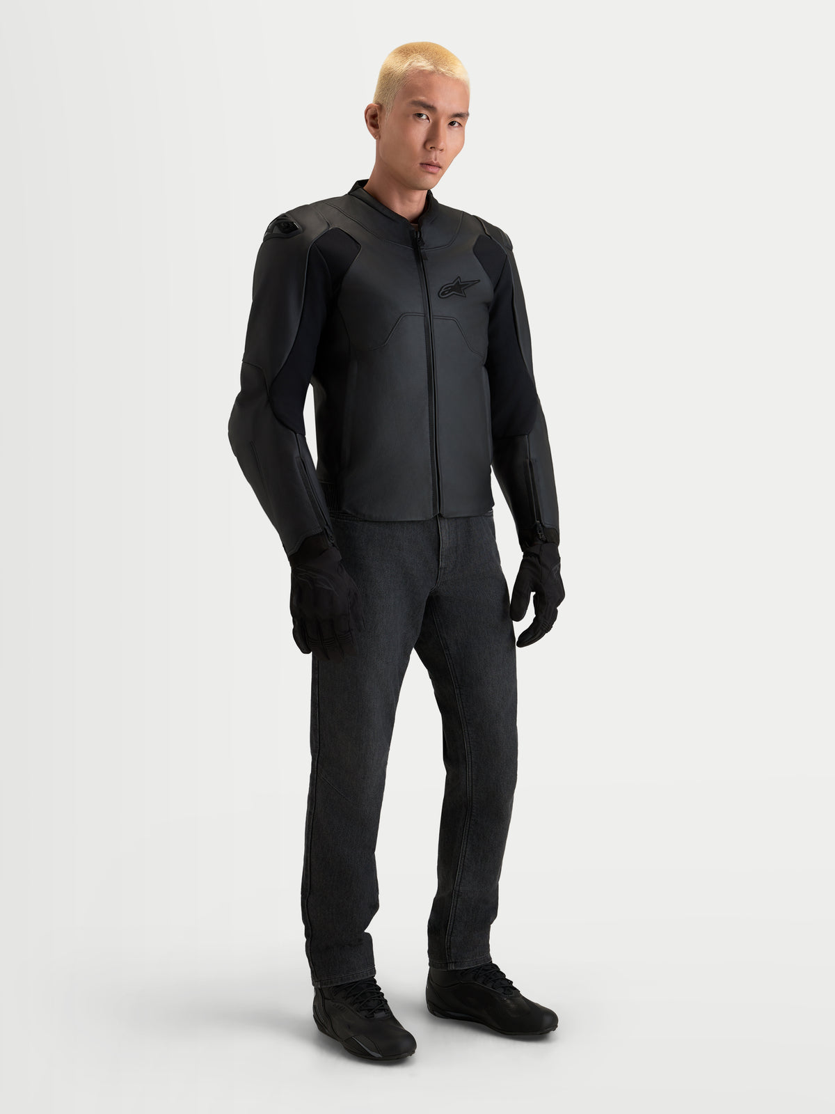 Alpinestars Caliber V2, chaqueta de moto de cuero para hombre con ajuste sport, protección con certificación AA y hombros DFS de perfil bajo, puesta por un modelo negro