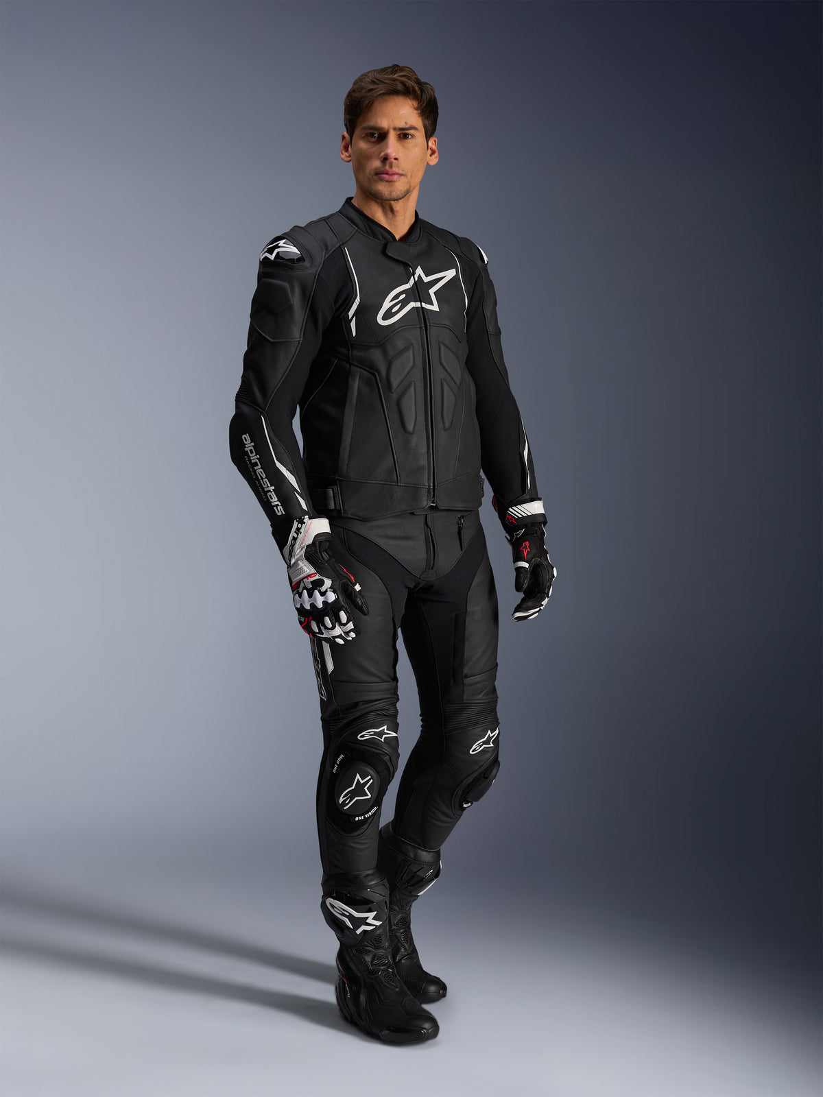 Alpinestars Dusk, chaqueta de cuero de moto para hombre, negra y blanca, cuero bovino con protección CE y estilo deportivo.
