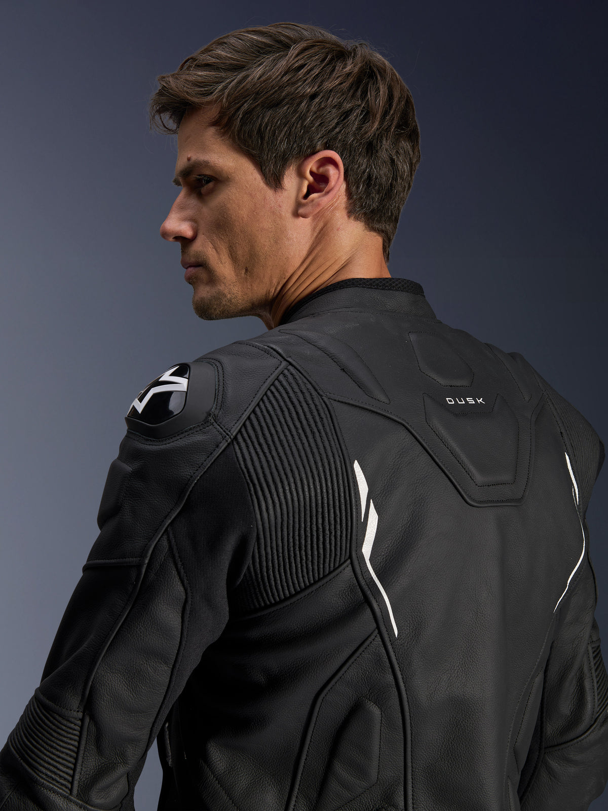 Alpinestars Dusk, chaqueta de cuero para hombre, negra y blanca, vista trasera con protección DFS en hombros.