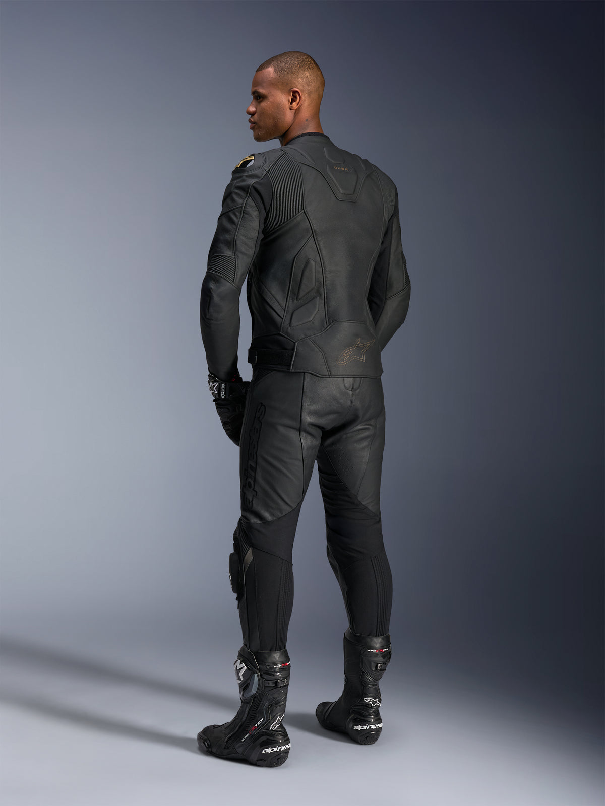 Alpinestars chaqueta de cuero Dusk, chaqueta de moto de hombre, negra, cuero premium, vista trasera en modelo.