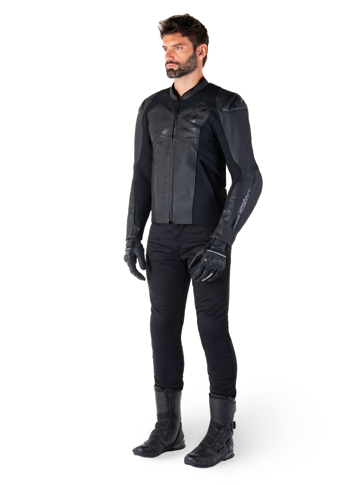 Chaqueta de cuero Alpinestars Faster V3, Negro Negro, usada con pantalones, guantes y botas negras, con una confección técnica en cuero con paneles elásticos HRSF, protectores de hombro DFS GP Lite integrados y una silueta deportiva estilizada