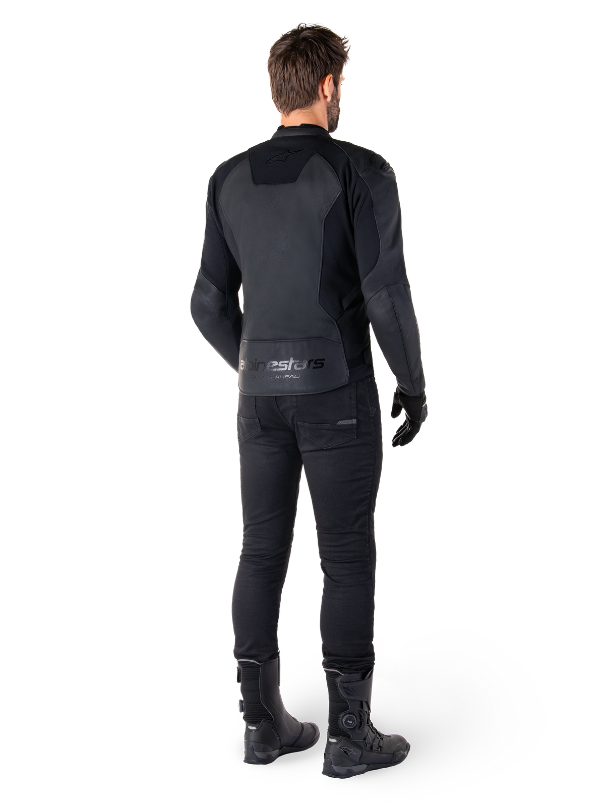 Chaqueta de cuero Alpinestars Faster V3, Negro Negro, vista trasera de un piloto, con paneles de cuero de primera calidad y el logotipo de Alpinestars en relieve, combinada con pantalones y botas de conducción negros para un look completo de motociclismo deportivo.
