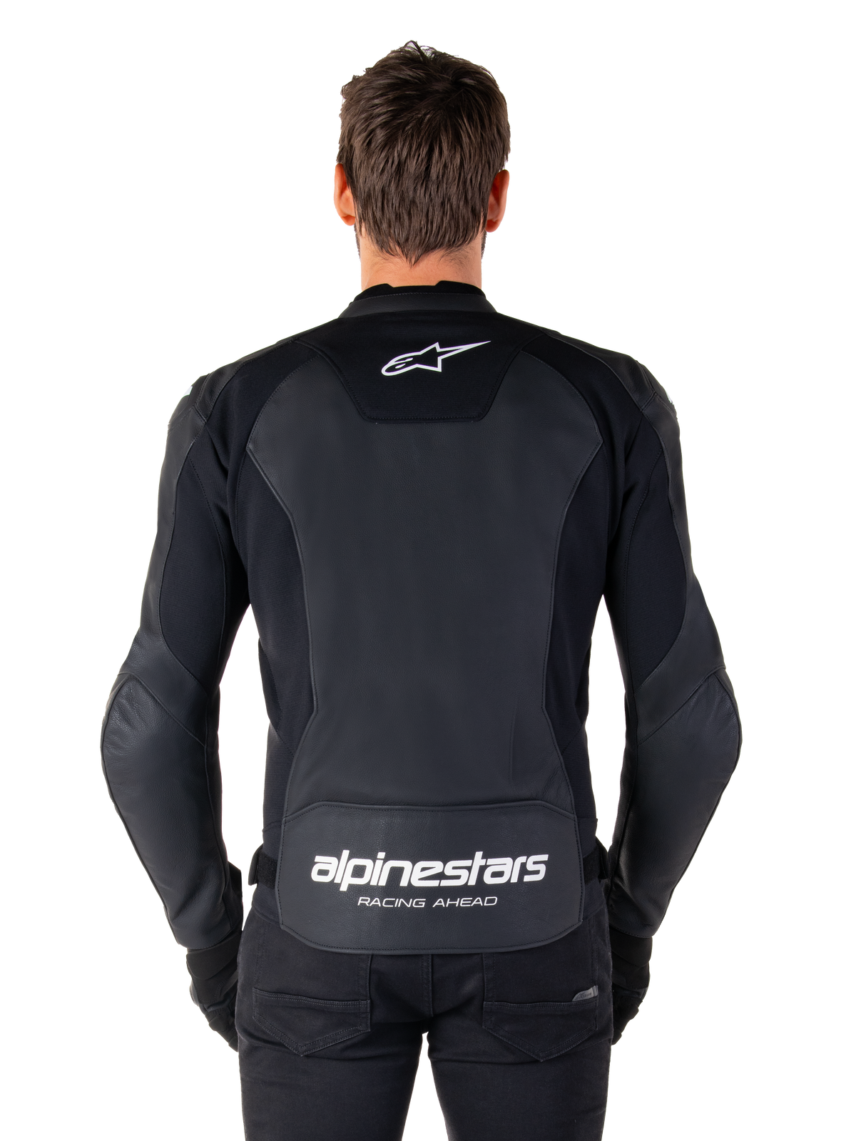Chaqueta de cuero Alpinestars Faster V3, chaqueta deportiva de moto, negra con logotipos en blanco, vista posterior usada por un modelo, con el logotipo de Alpinestars en la parte superior de la espalda y el texto 'RACING AHEAD' en la parte inferior, construcción en cuero premium con paneles elásticos ergonómicos