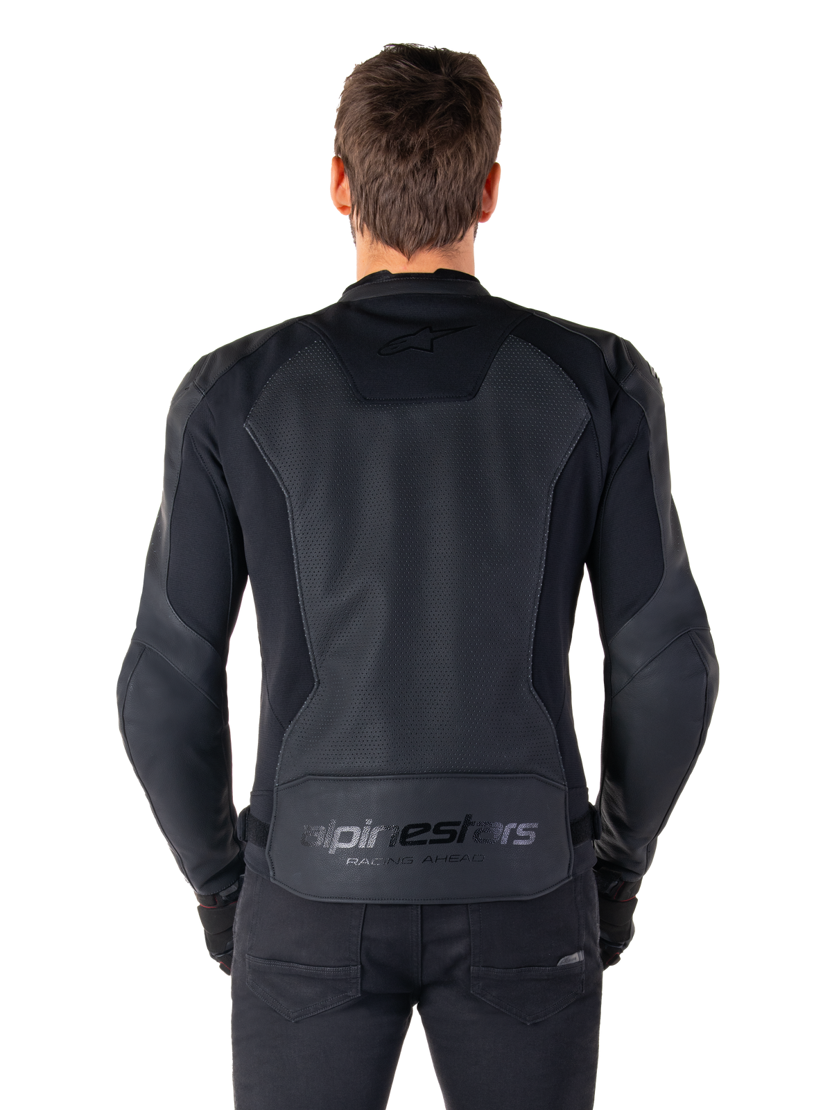 Chaqueta de cuero Alpinestars Faster V3 Airflow, vista posterior en modelo, color negro, con panel trasero de cuero perforado para el flujo de aire, logotipos sutiles y diseño ergonómico de ajuste deportivo