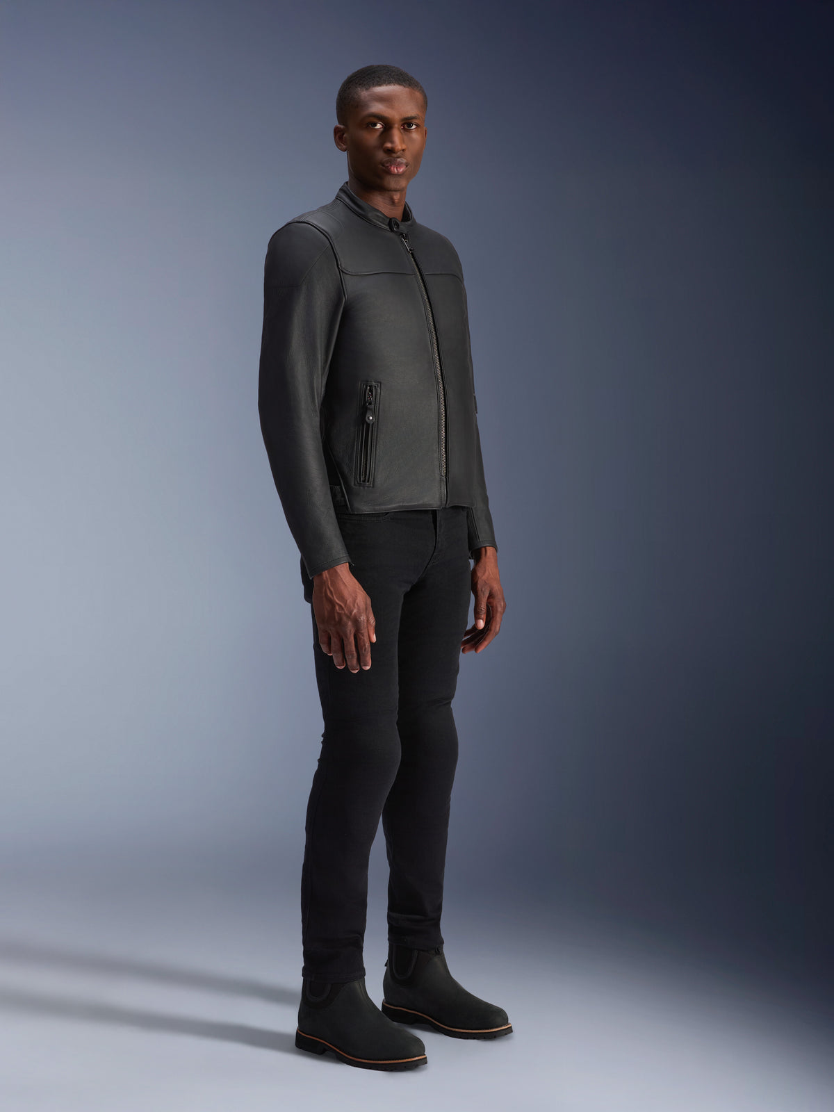 Alpinestars Blacktrack, chaqueta de cuero para moto de estilo urbano para hombre, negra, de cuero bovino con cremalleras metálicas en color gris.