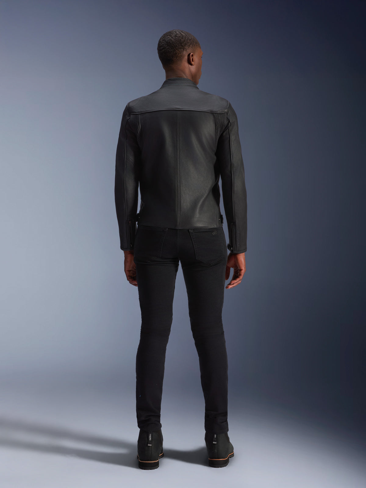 Chaqueta Alpinestars Blacktrack de cuero bovino negro, vista trasera para hombre, paneles de acordeón, conducción urbana.