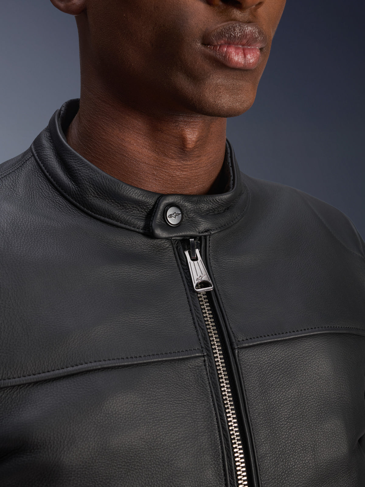 Alpinestars Blacktrack, chaqueta de cuero para moto urbana, negra, en cuero bovino con cremallera gris metálico y cierre de botón en el cuello
