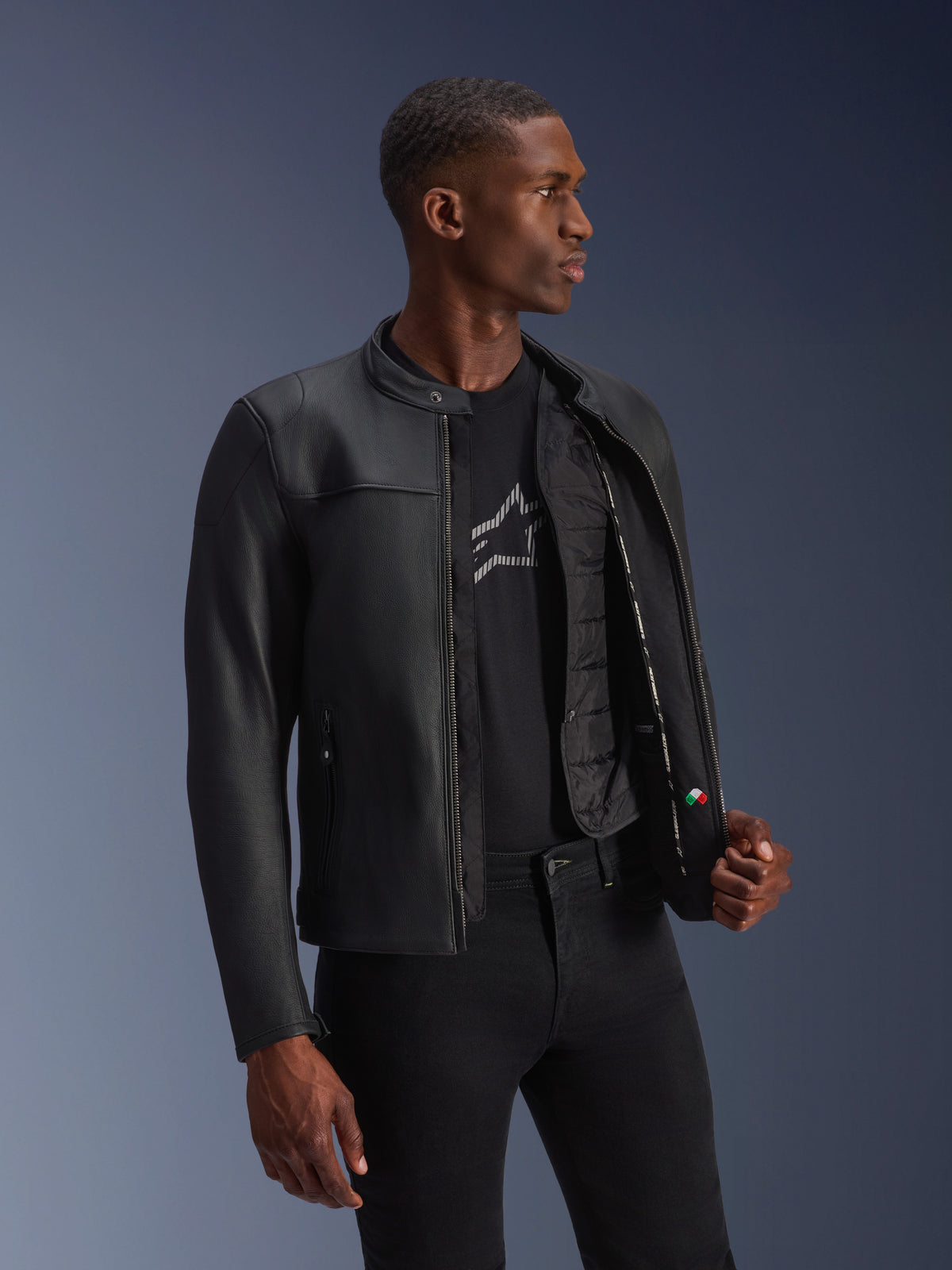 Alpinestars Blacktrack, chaqueta de moto de cuero bovino para hombre, negra, abierta mostrando el chaleco térmico