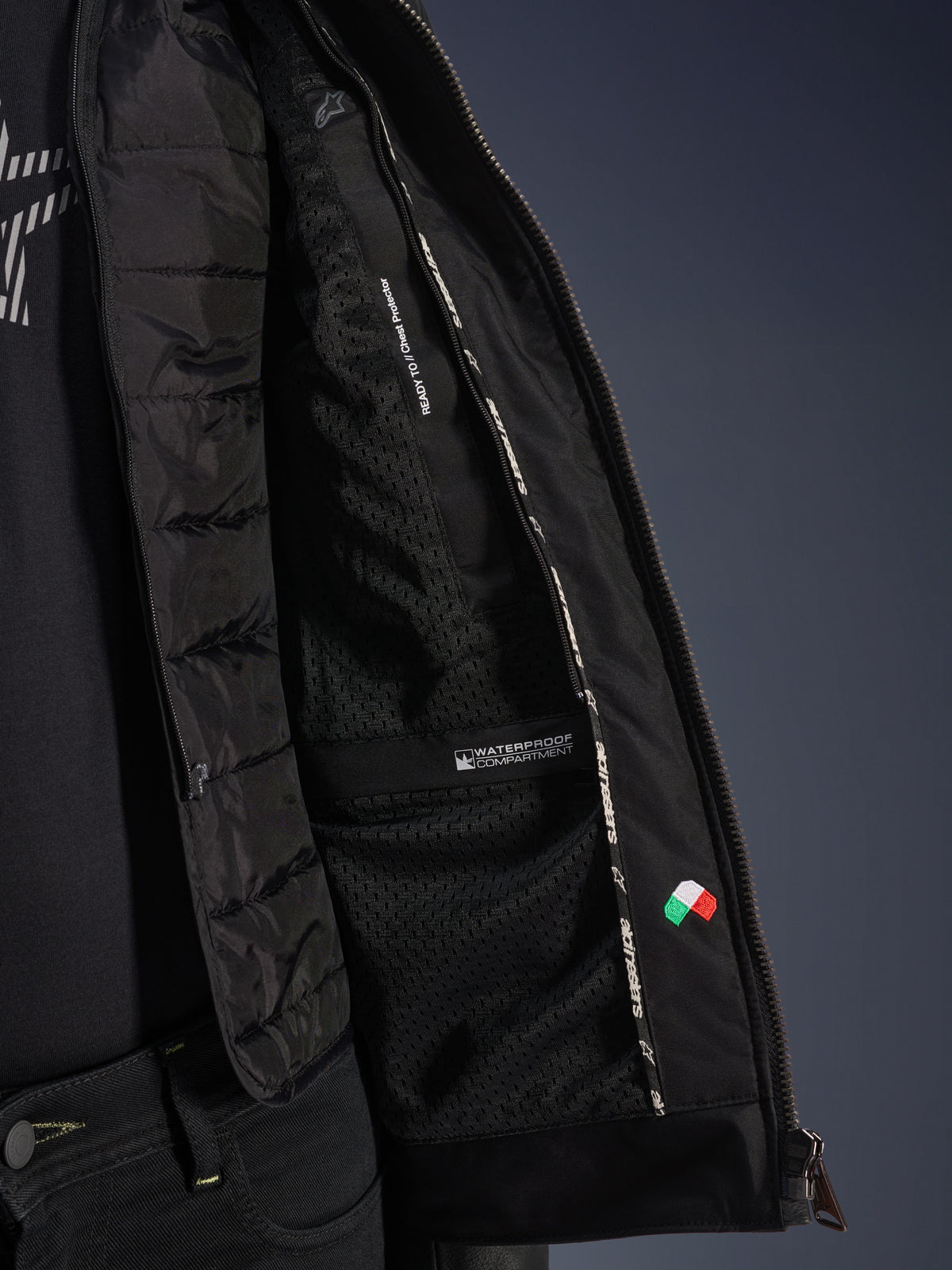 Alpinestars Blacktrack, chaqueta de moto de cuero negra, interior con chaleco térmico acolchado y compartimento impermeable
