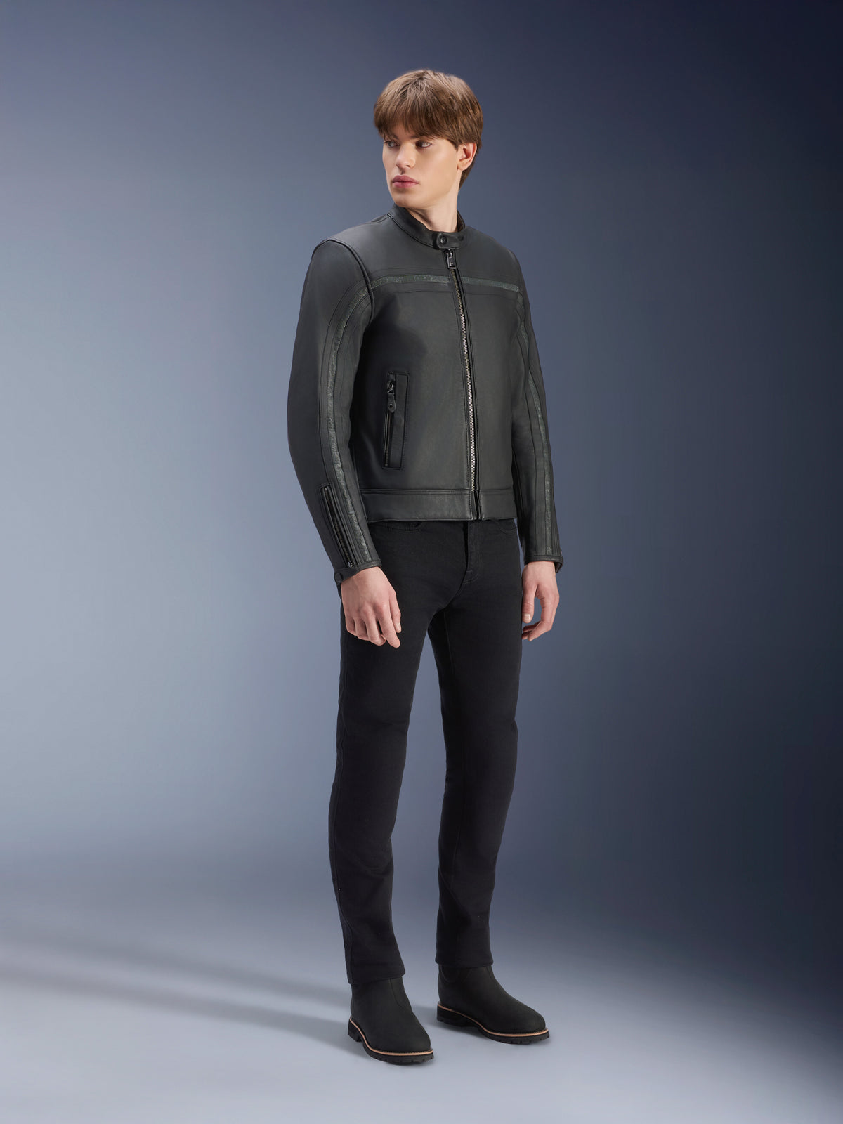 Alpinestars Chaqueta de cuero Dyno, chaqueta de moto urbana para hombre, negra, cuero de bovino, preparada para Tech-Air, modelo masculino en estudio