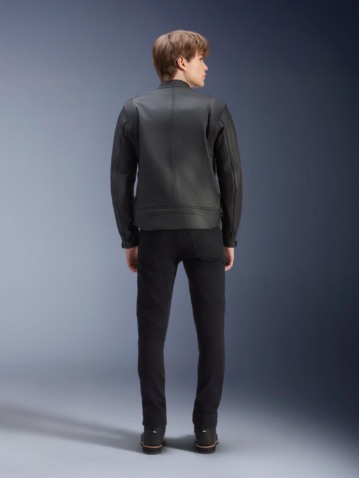 Alpinestars Dyno, chaqueta de moto urbana para hombre, cuero bovino negro, vista trasera con paneles de acordeón.
